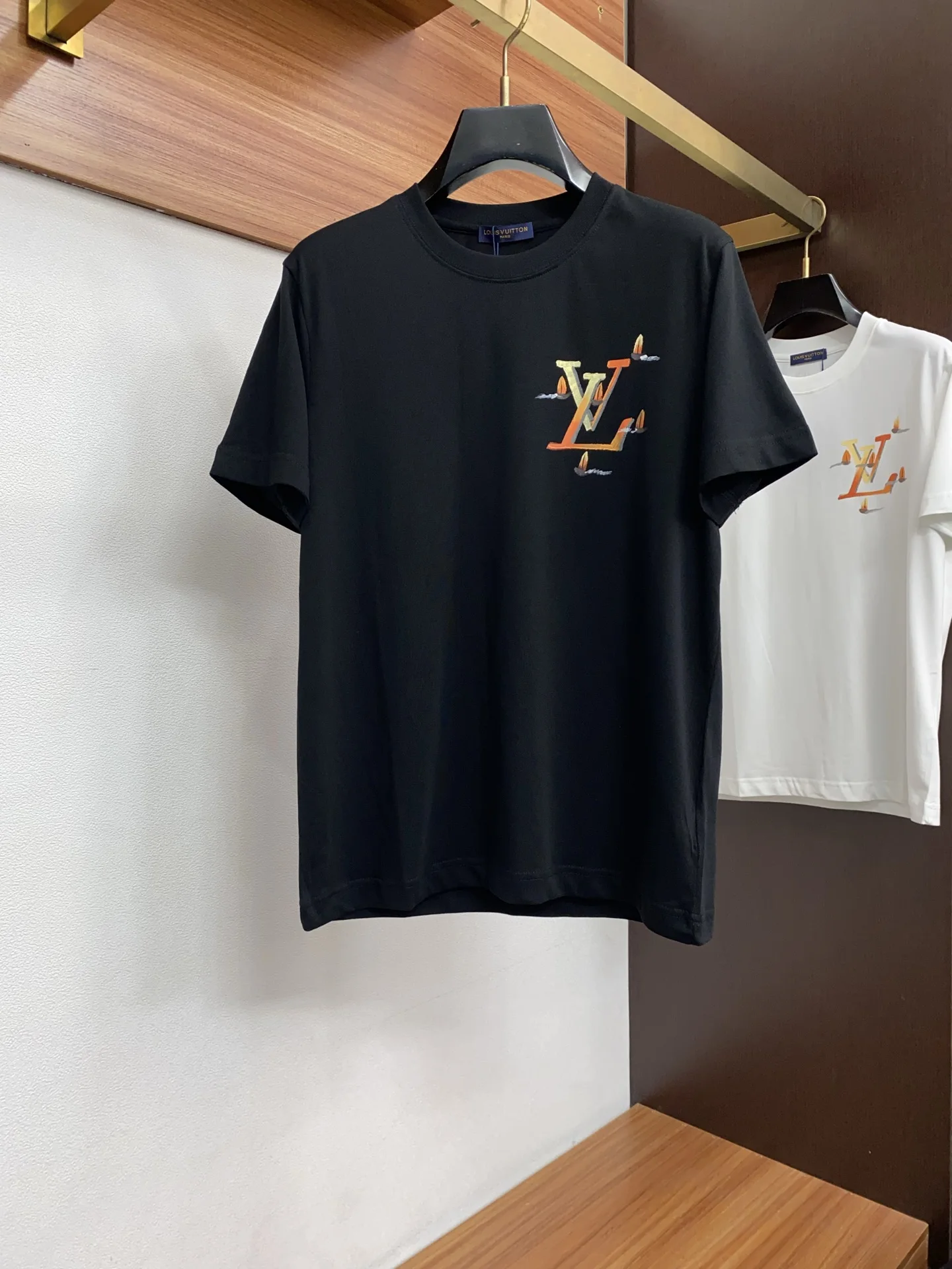 LV 新工艺手绘logo纯棉质微阔版圆领男士短袖T恤 LV 新工艺手绘logo纯棉质微阔版圆领男士短袖T恤