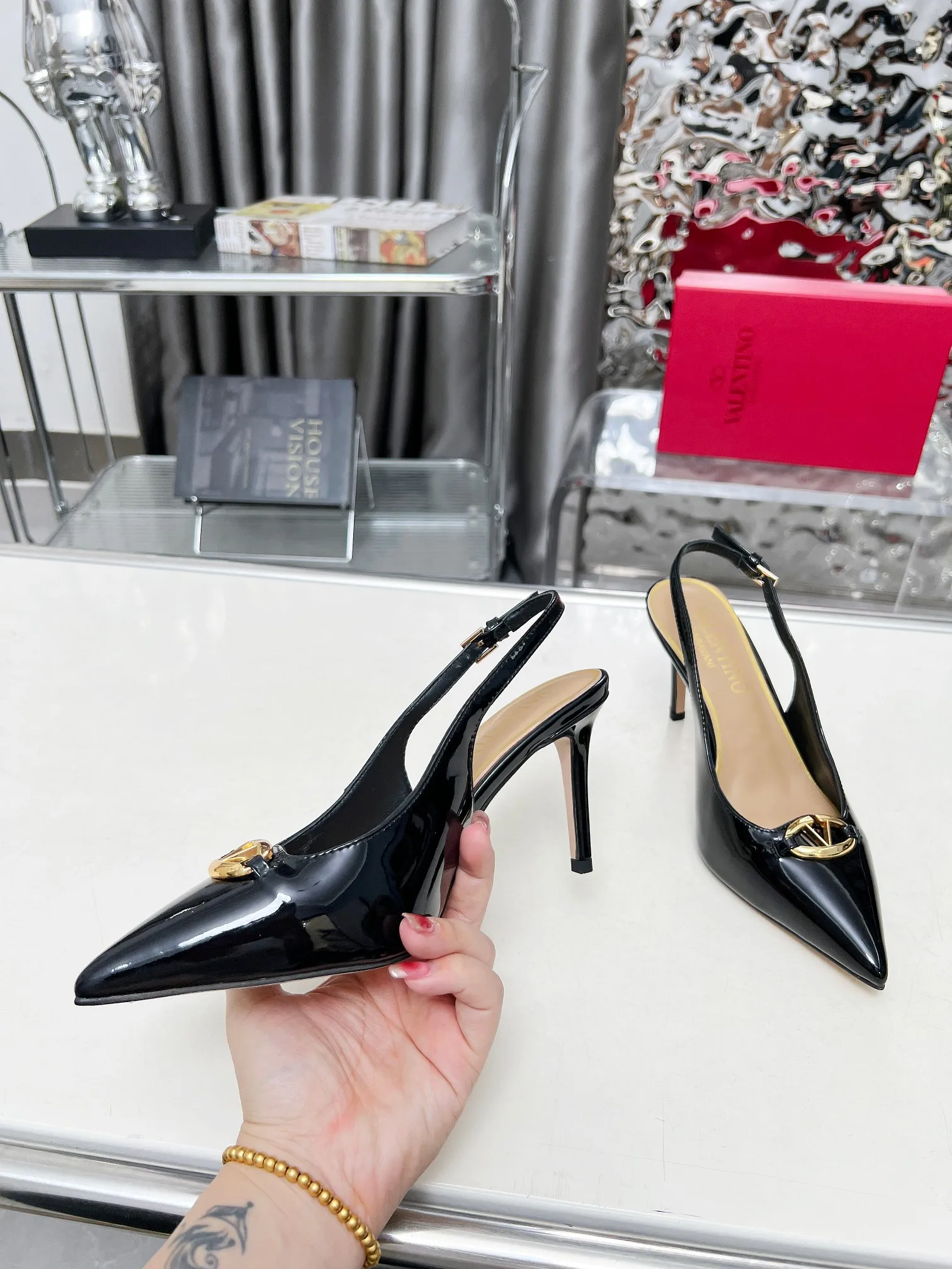 华伦天奴 跟高8厘米 高跟凉鞋 华伦天奴 跟高8厘米 高跟凉鞋