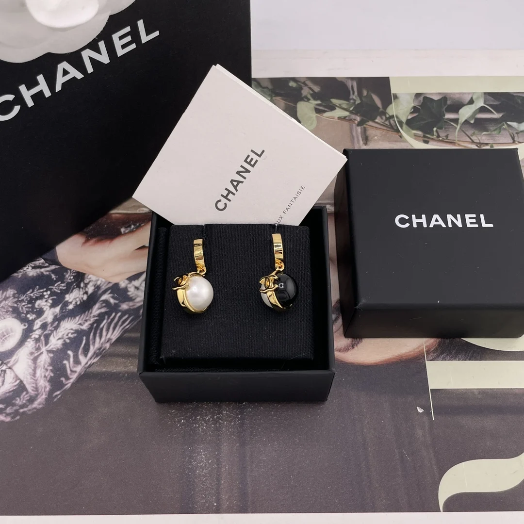 香奈儿 香金钩吊黑白球耳钉