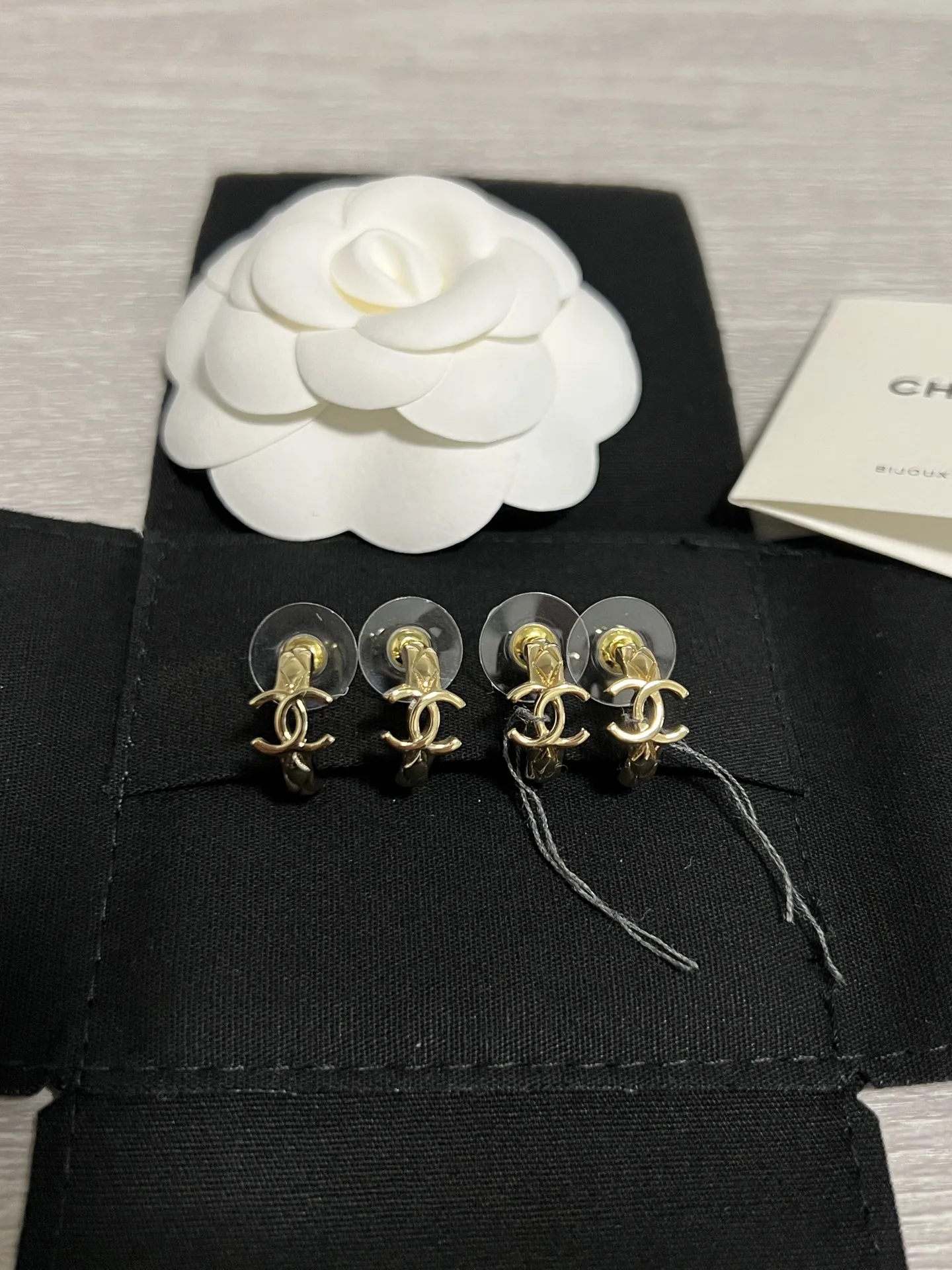 香奈儿 菱格纹双c金色小耳环耳圈 香奈儿 菱格纹双c金色小耳环耳圈