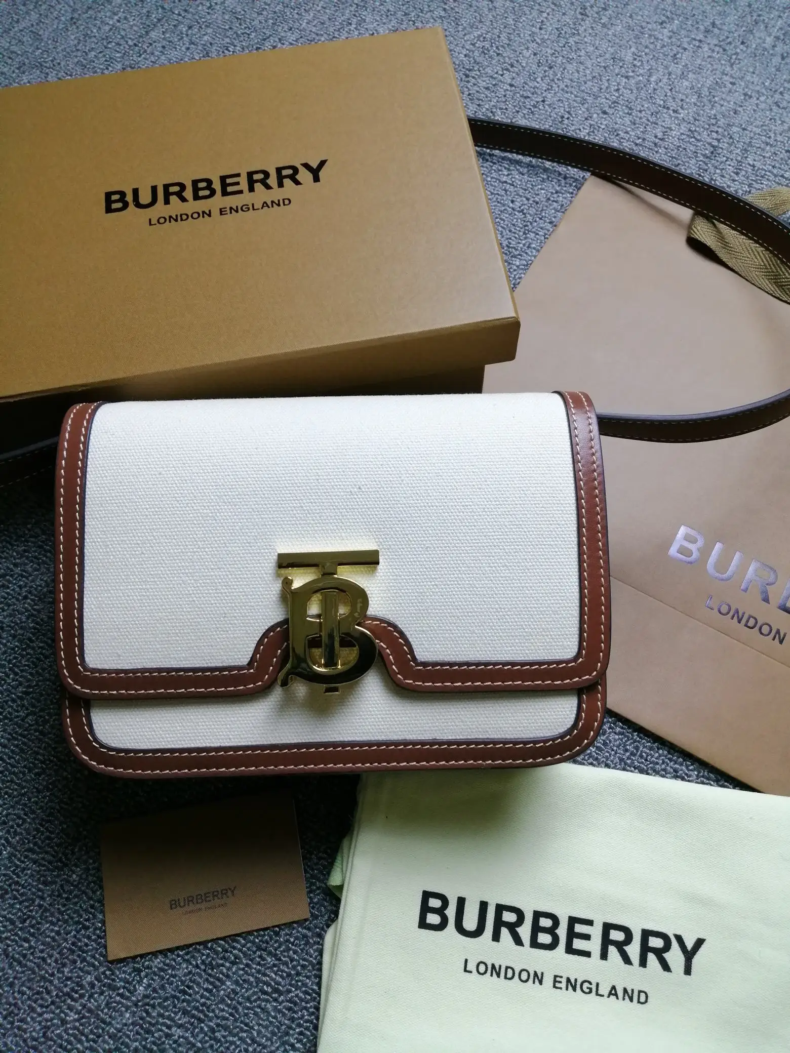 巴宝莉 90235 小号双色帆布皮革锁扣包 女士斜挎包 巴宝莉 90235 小号双色帆布皮革锁扣包 女士斜挎包