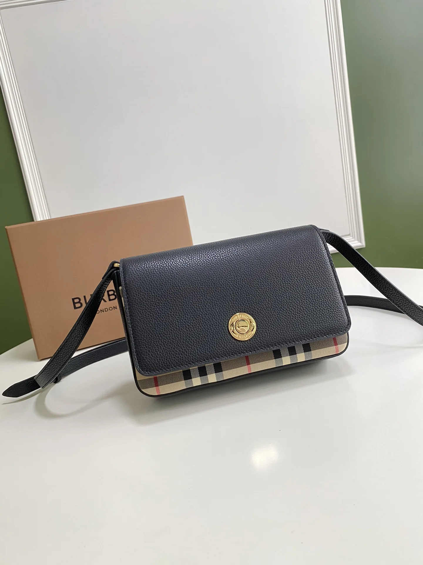 巴宝莉 225150 精巧的粒纹斜背包 女士斜挎包