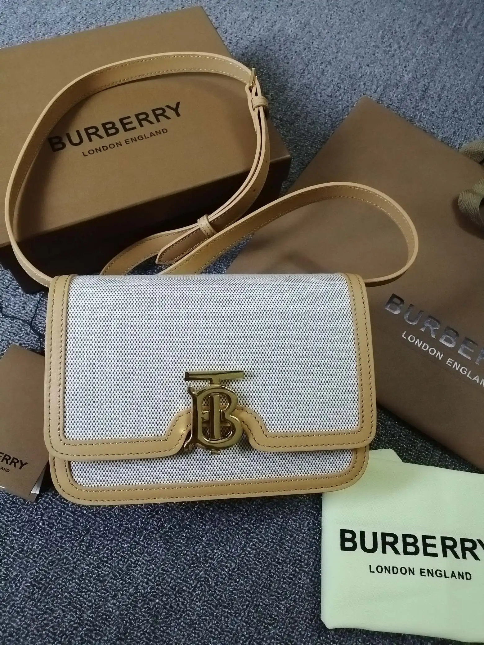 巴宝莉 90235 小号双色帆布皮革锁扣包 女士斜挎包 巴宝莉 90235 小号双色帆布皮革锁扣包 女士斜挎包