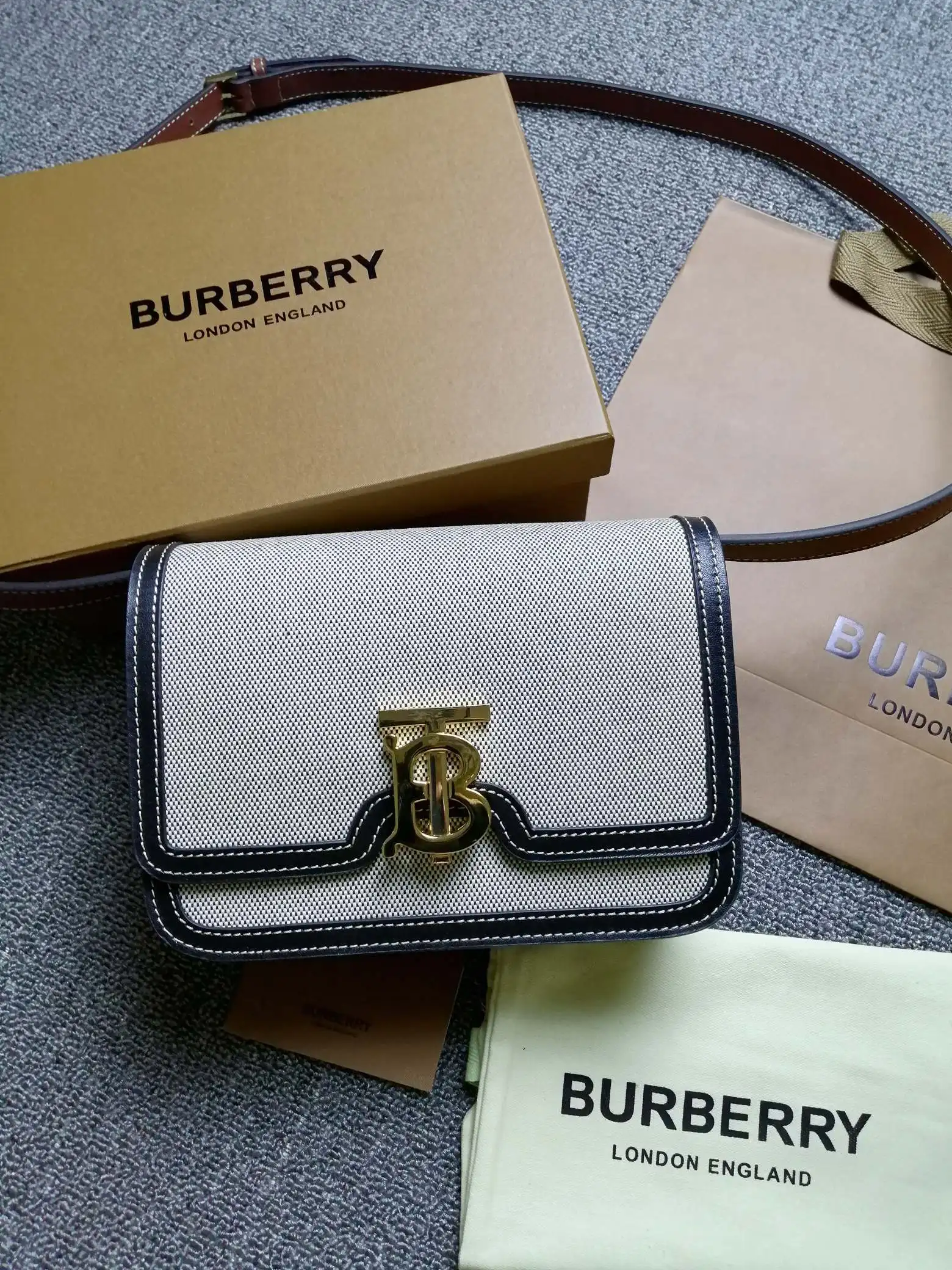 巴宝莉 90235 小号双色帆布皮革锁扣包 女士斜挎包 巴宝莉 90235 小号双色帆布皮革锁扣包 女士斜挎包