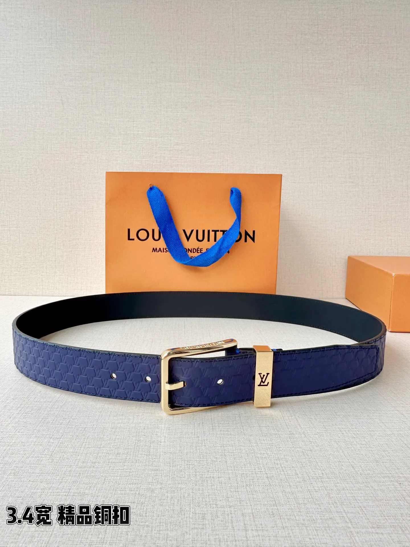 LV 经典金属铜扣搭配多色皮带