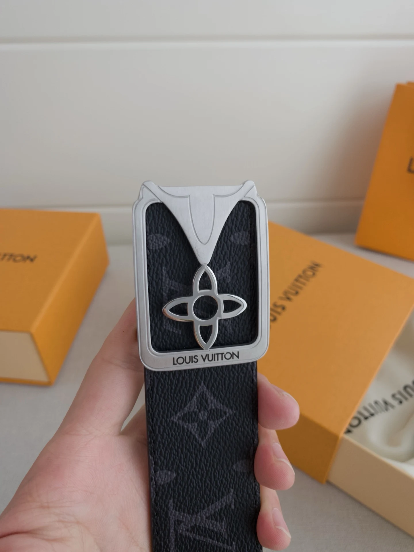 LV 经典系列新品牛皮腰带