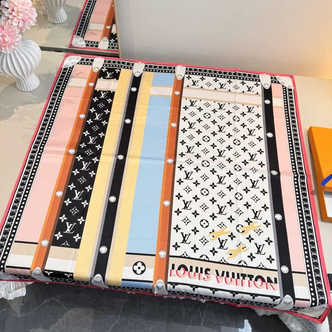 Louis Vuitton Reliant on printed silk scarves Louis Vuitton Reliant on printed silk scarves