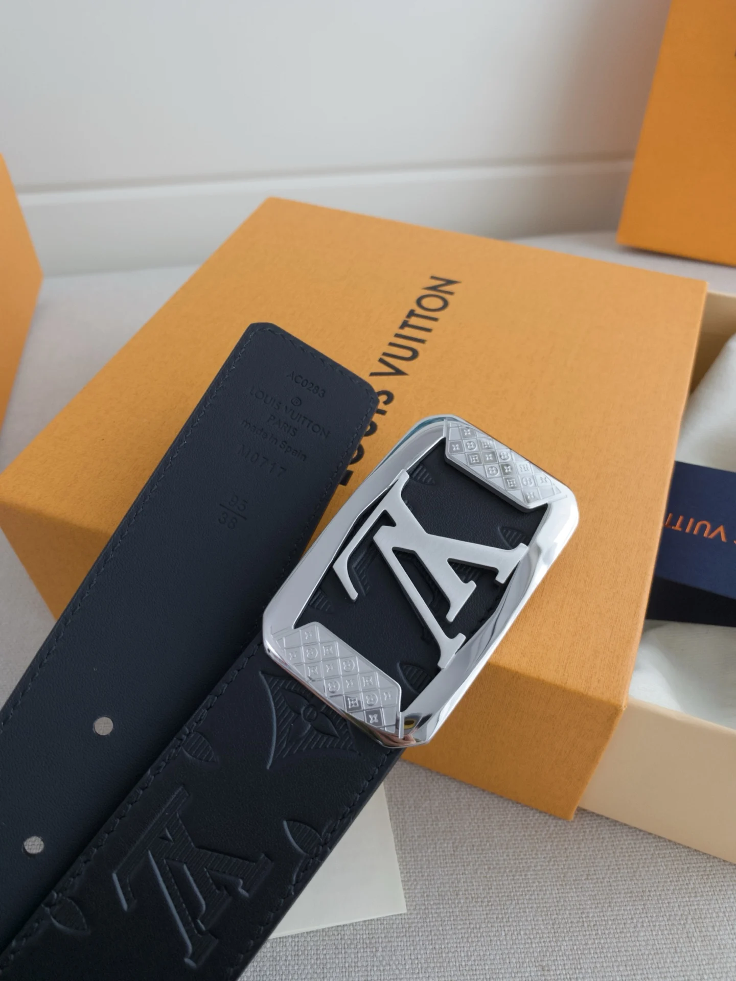 LV 经典系列新品牛皮腰带