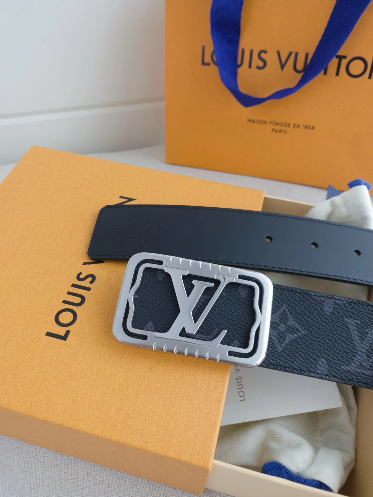 LV 经典系列新品牛皮腰带 LV 经典系列新品牛皮腰带