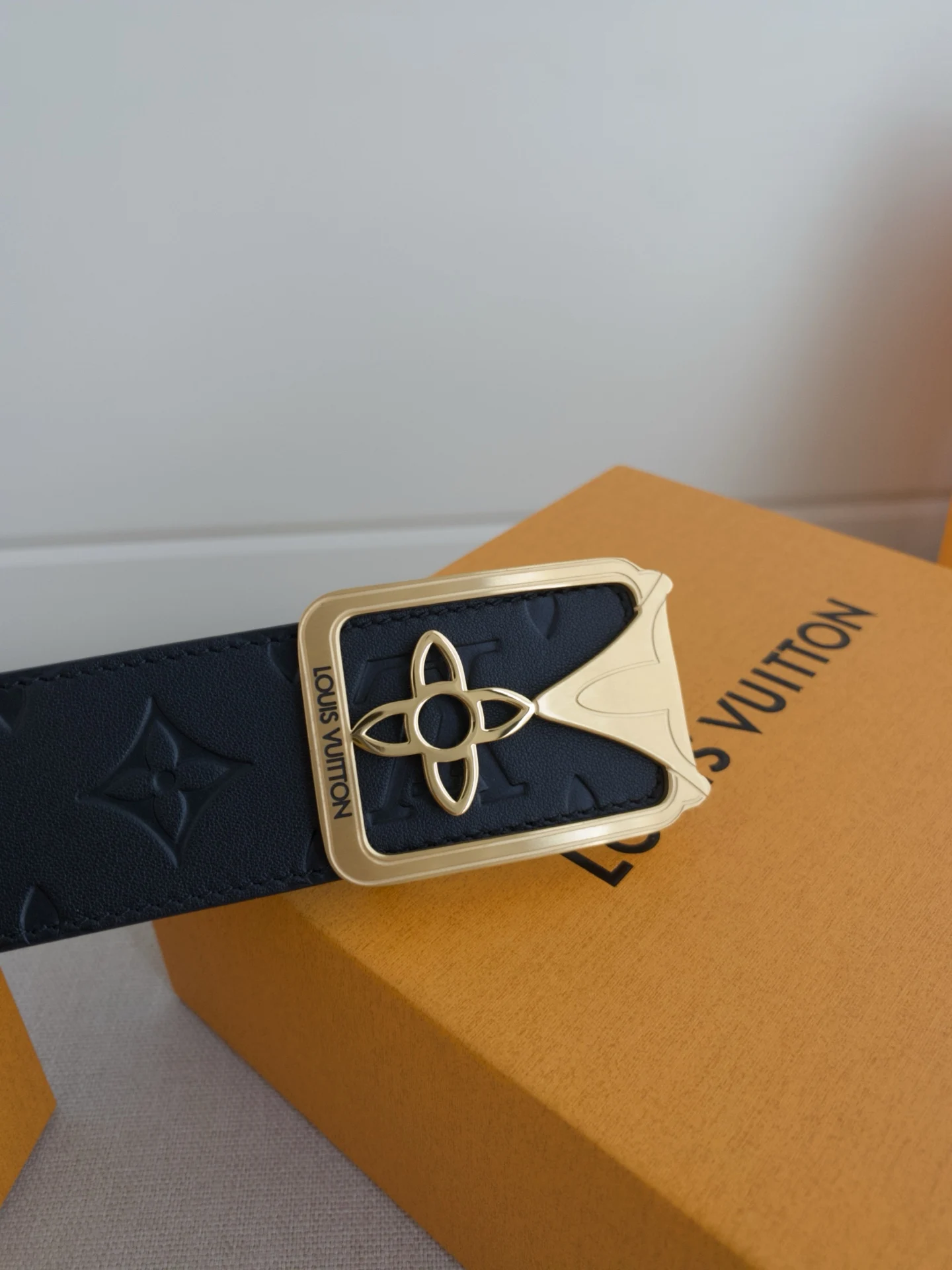 LV 经典系列新品牛皮腰带