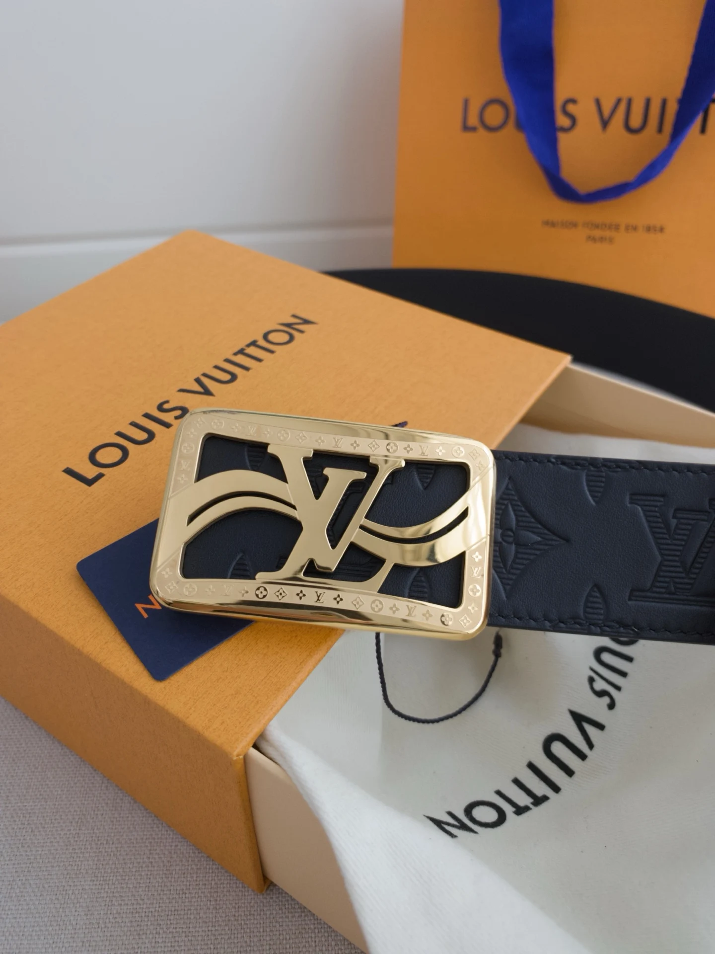 LV 经典系列新品牛皮腰带