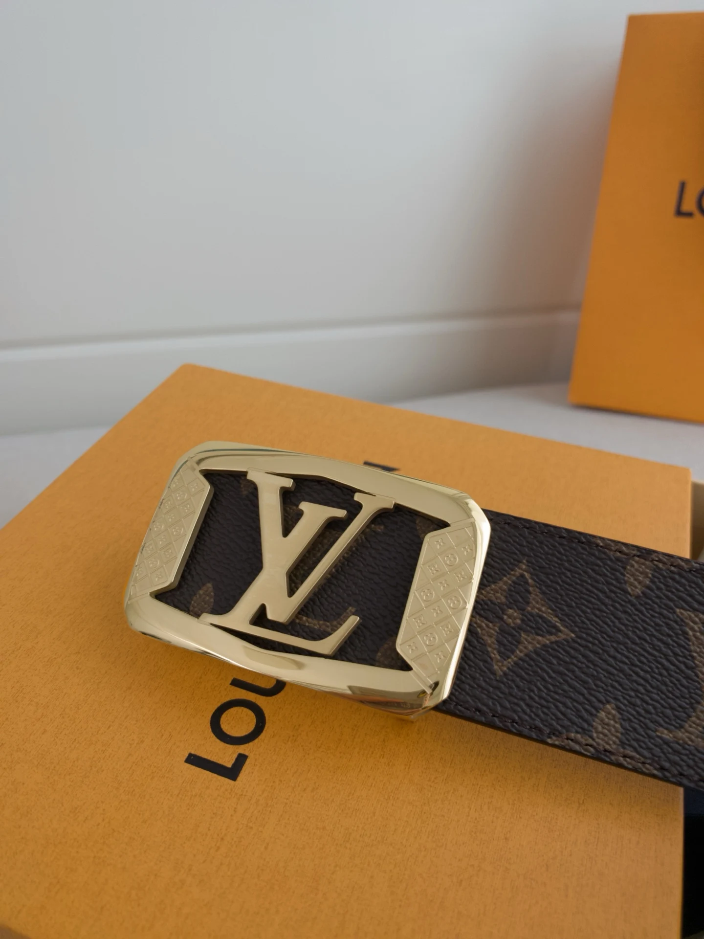 LV 经典系列新品牛皮腰带 LV 经典系列新品牛皮腰带