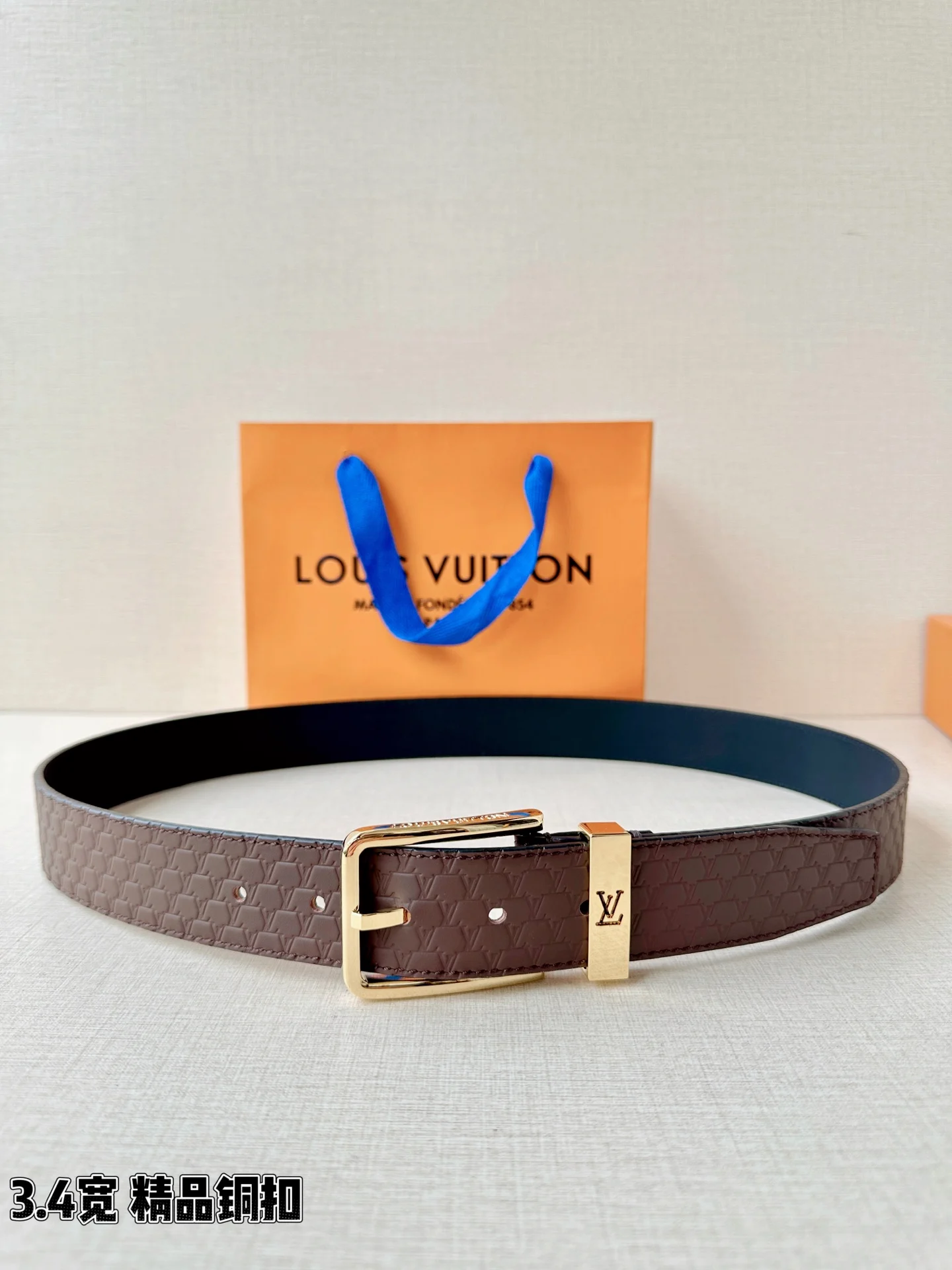 LV 经典金属铜扣宽压纹皮带