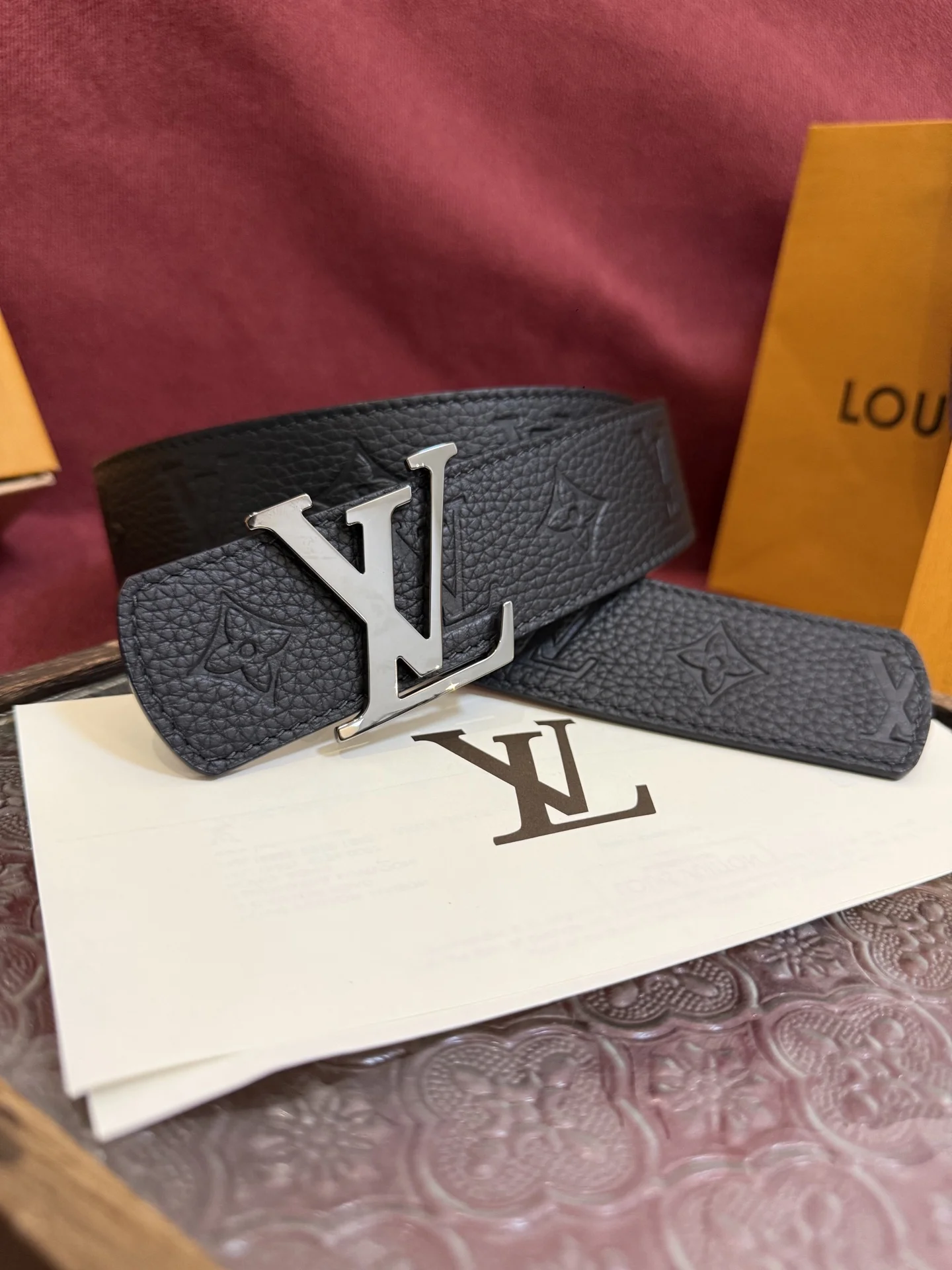 LV 经典金属铜扣双面腰带