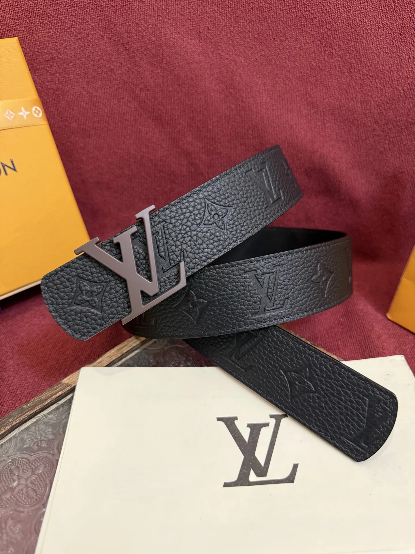 LV 经典金属铜扣双面腰带