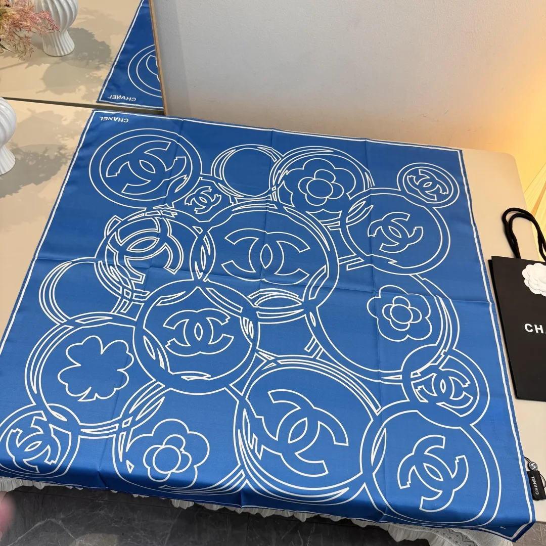 Chanel Reliant on printed silk scarves Chanel Reliant on printed silk scarves