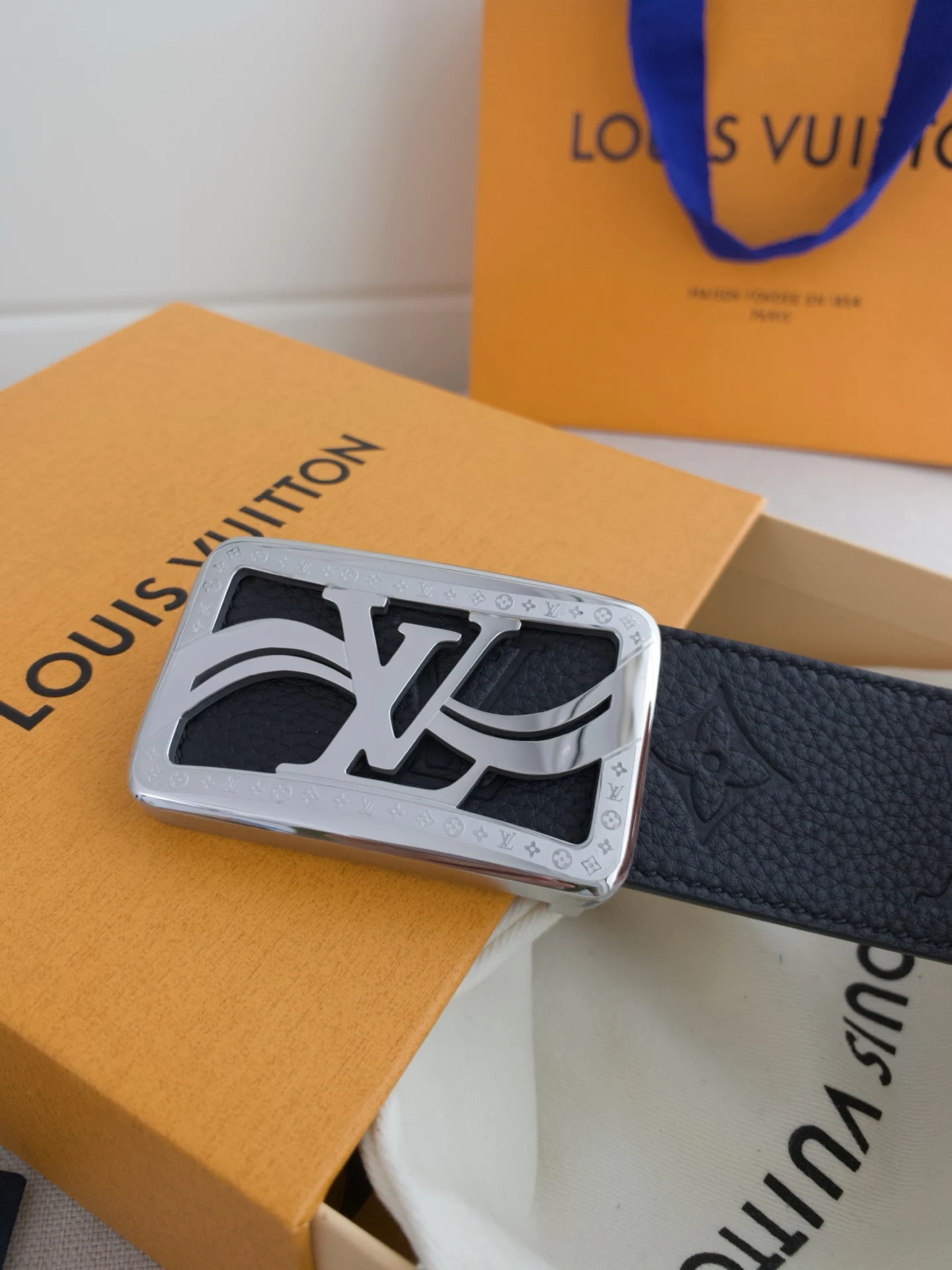 LV 经典系列新品牛皮腰带