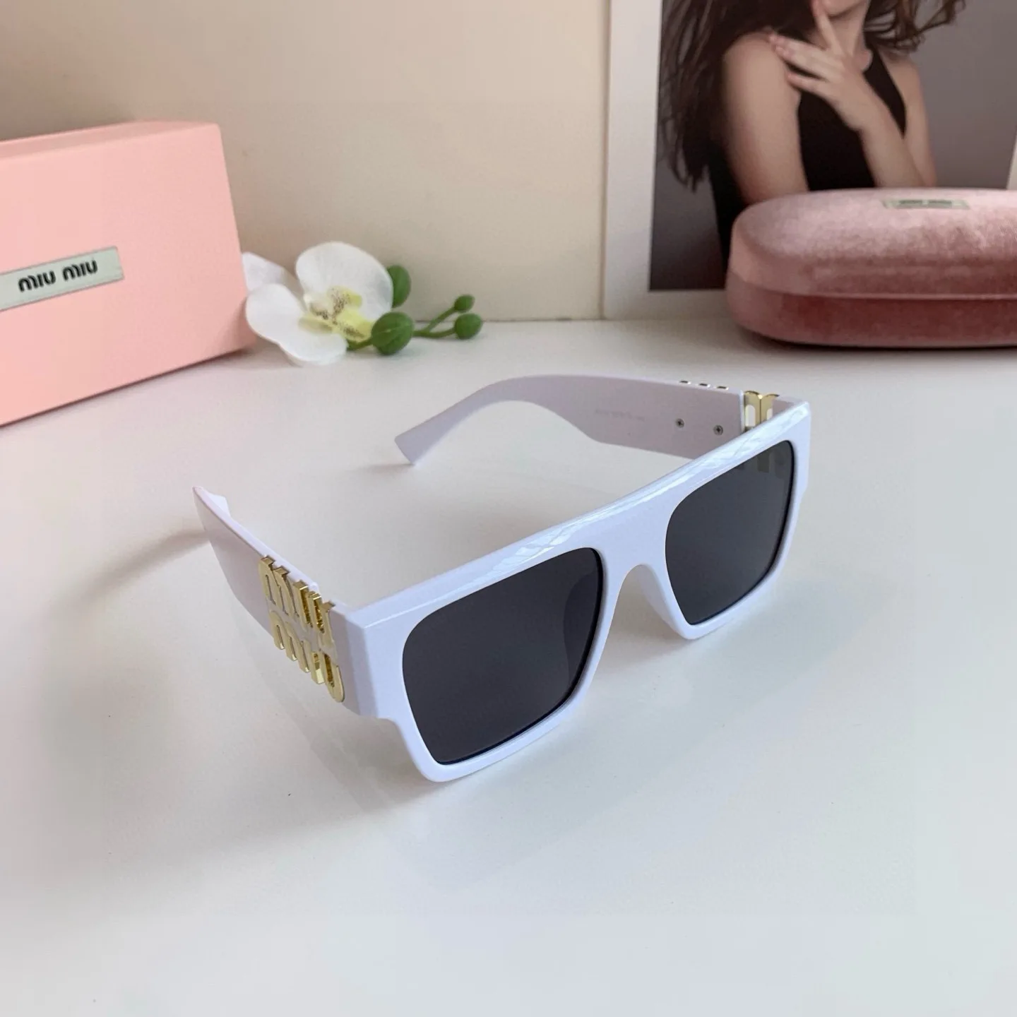 MIU MIU Sunglasses with a square frame in European and American fashion