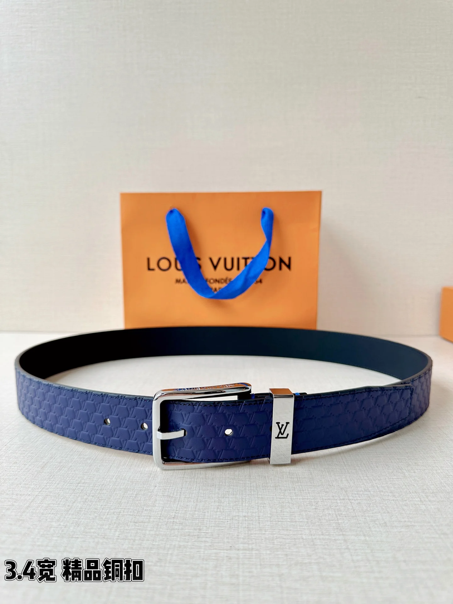 LV 经典金属铜扣搭配多色皮带