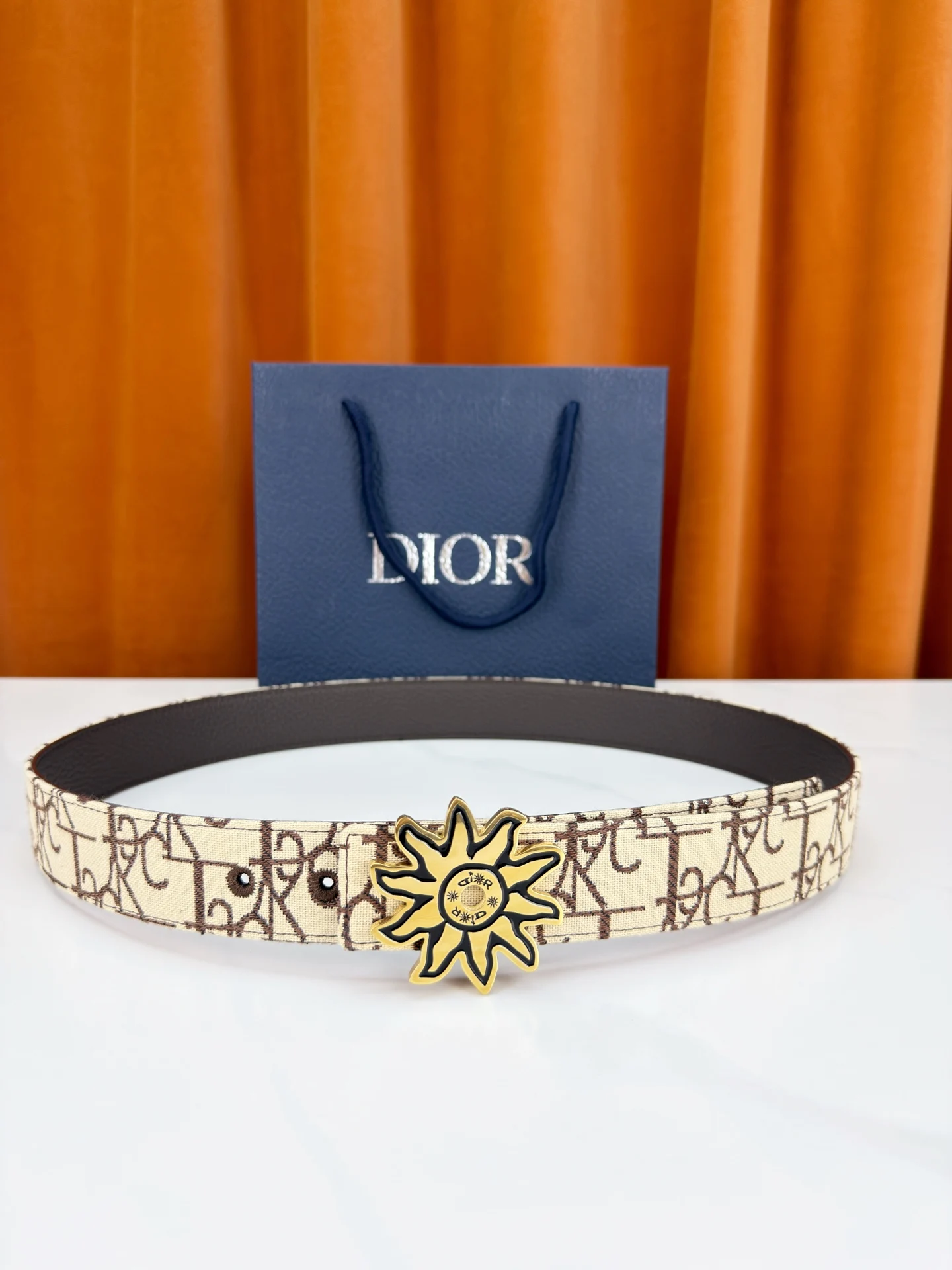 迪奥 经典金属铜扣双面腰带 迪奥 经典金属铜扣双面腰带