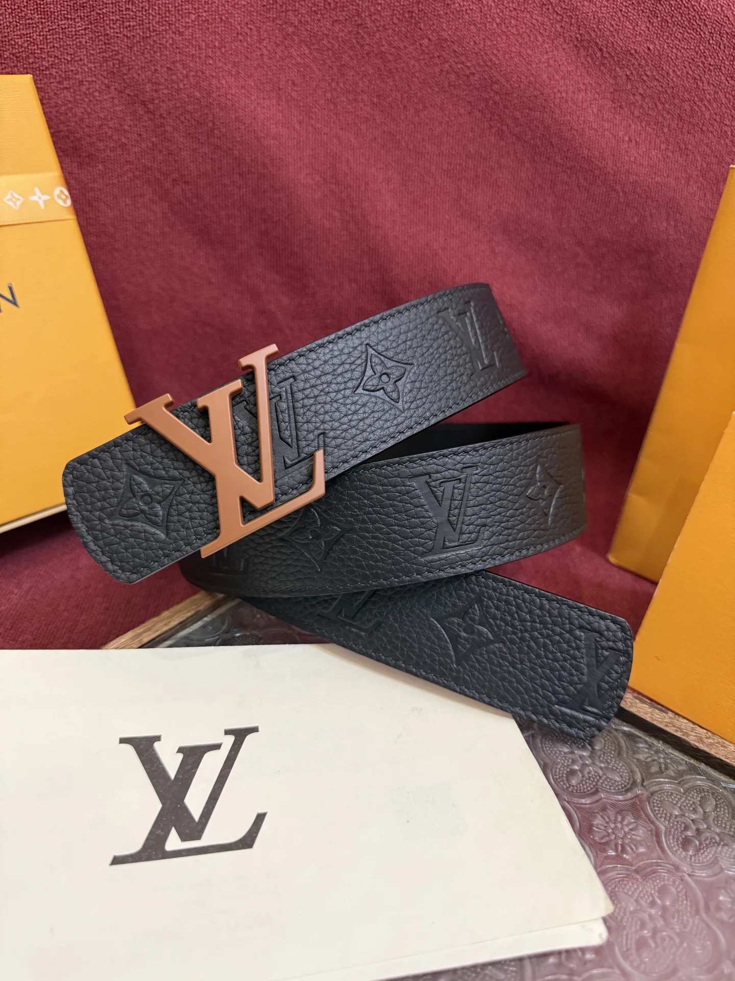 LV 经典金属铜扣双面腰带