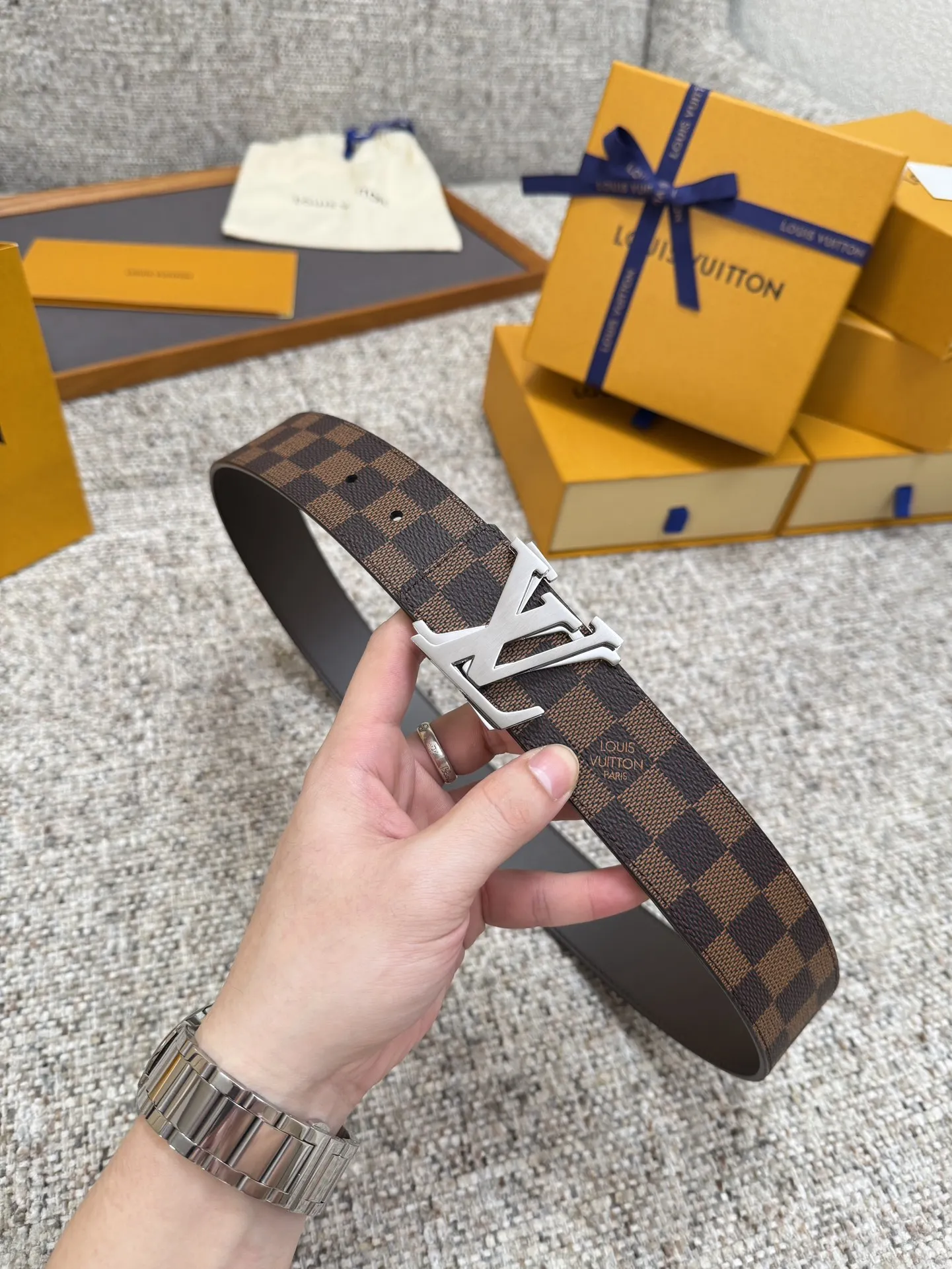 LV 男士精品钢扣自动带 LV 男士精品钢扣自动带