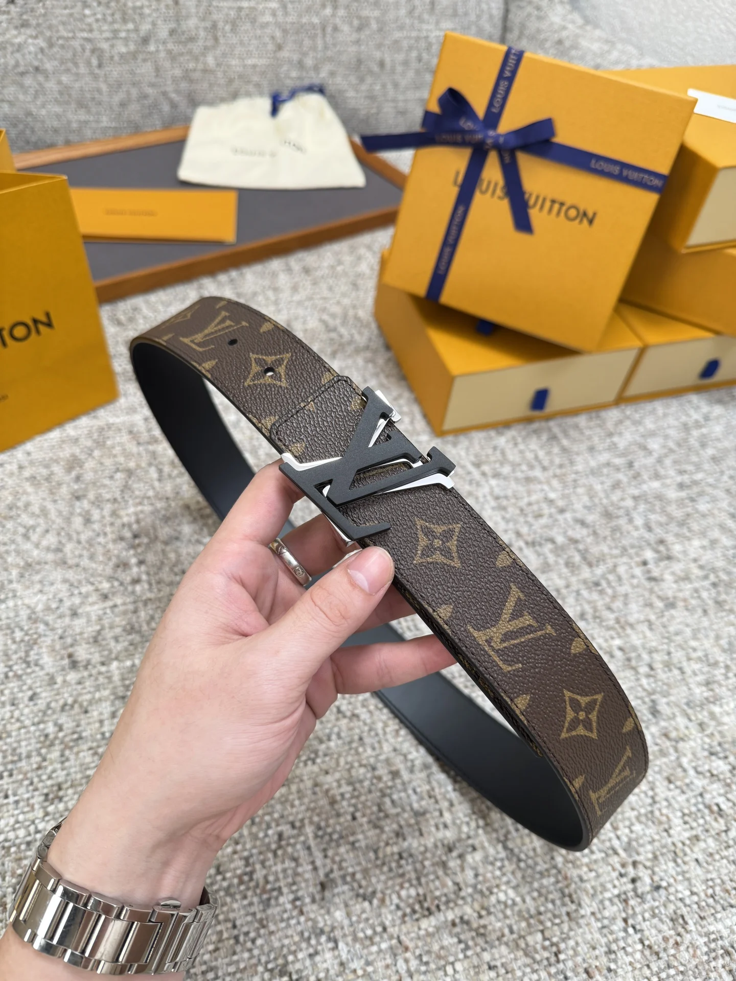 LV 男士精品钢扣自动带 LV 男士精品钢扣自动带