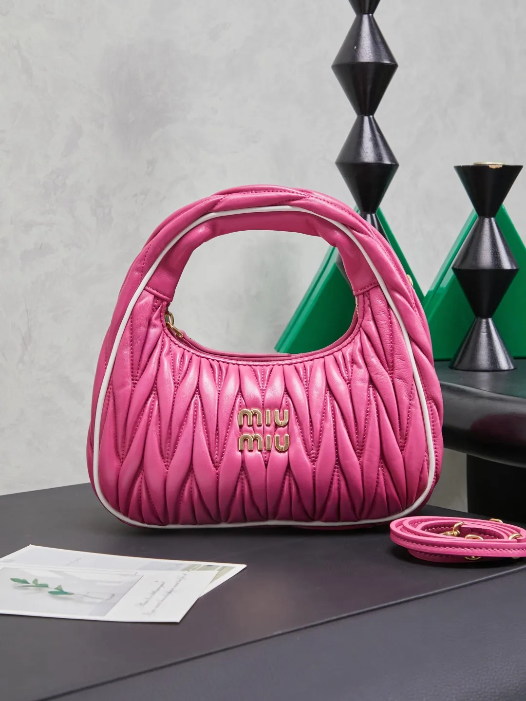 缪缪 5BC125 复古磨砂手袋 女士单肩包 缪缪 5BC125 复古磨砂手袋 女士单肩包