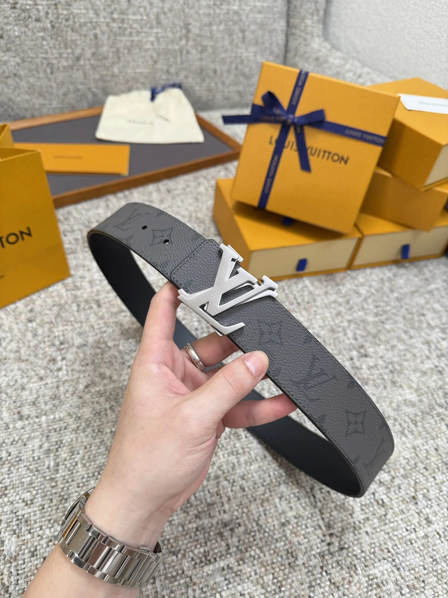 LV 男士精品钢扣自动带 LV 男士精品钢扣自动带