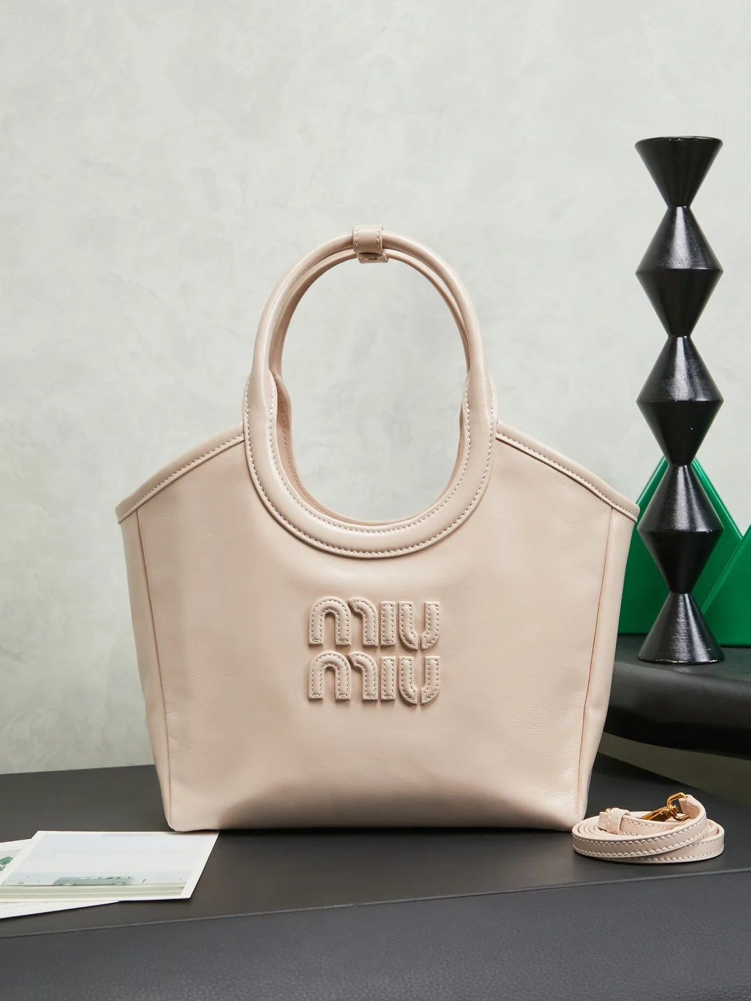 缪缪 5BG288 新款伊势丹限定托特包 女士手提包 缪缪 5BG288 新款伊势丹限定托特包 女士手提包