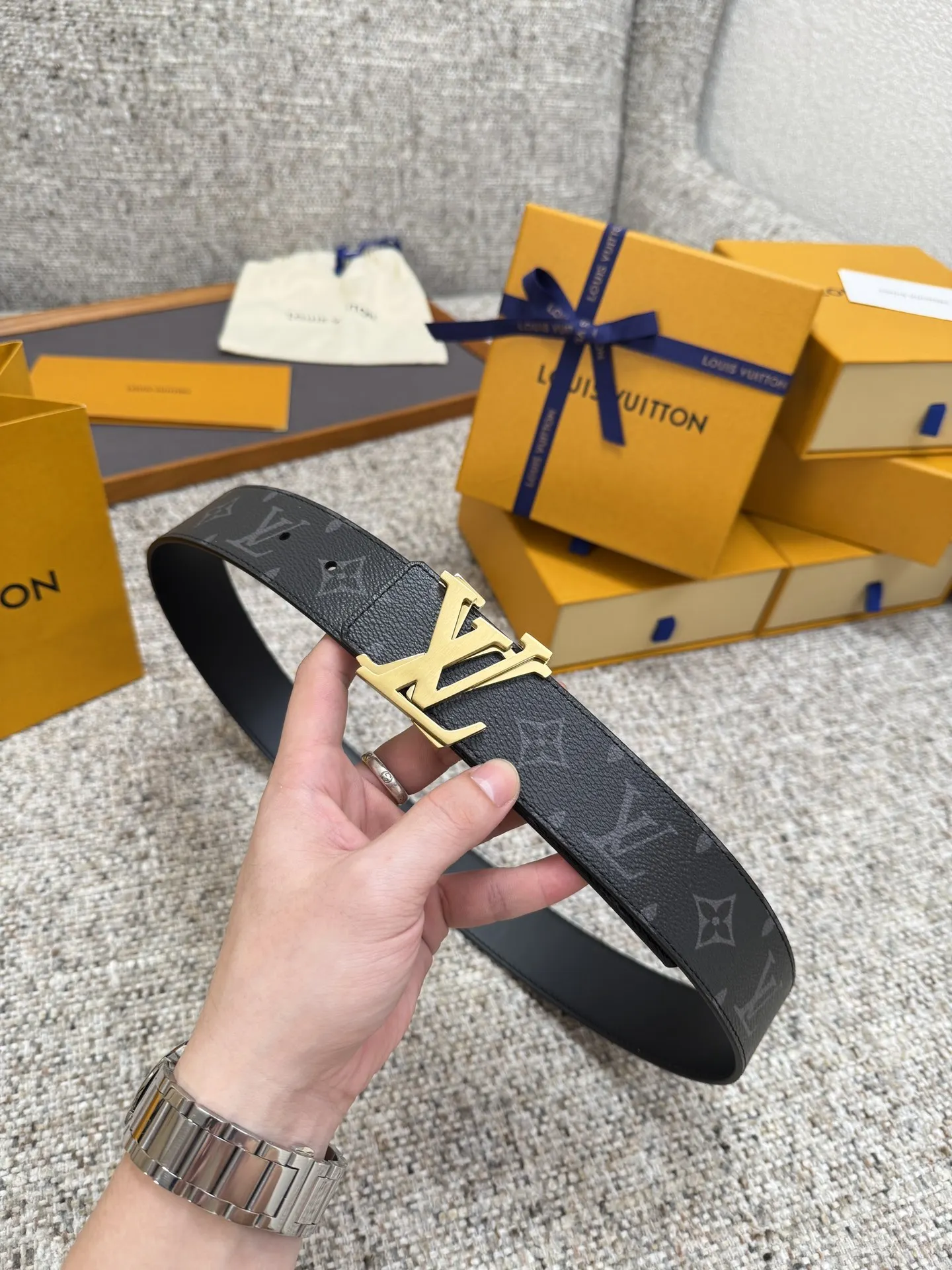 LV 男士精品钢扣自动带 LV 男士精品钢扣自动带