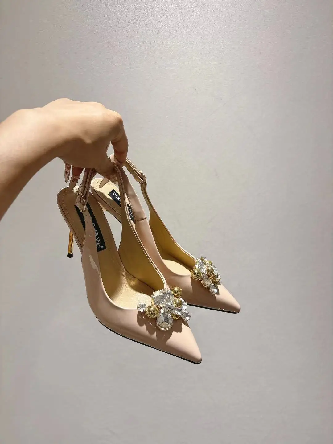 杜嘉班纳 新款尖头漆皮高跟鞋