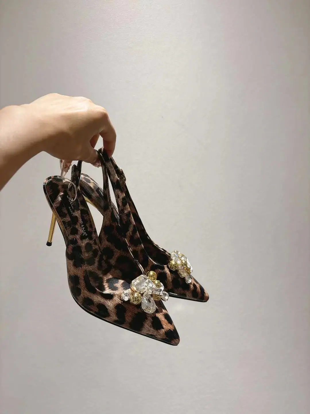 杜嘉班纳 新款尖头漆皮高跟鞋 杜嘉班纳 新款尖头漆皮高跟鞋