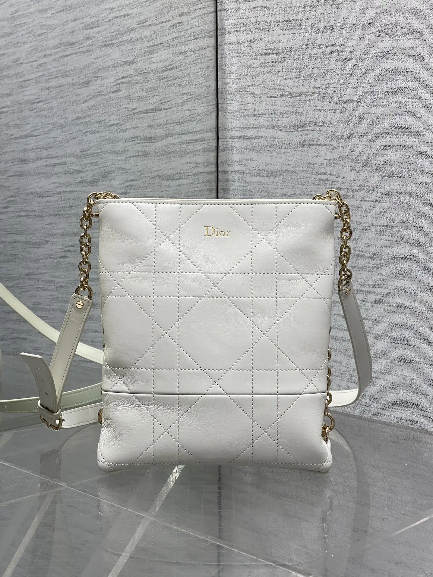 迪奥 新款格纹皮革链条包 女士斜挎包 迪奥 新款格纹皮革链条包 女士斜挎包