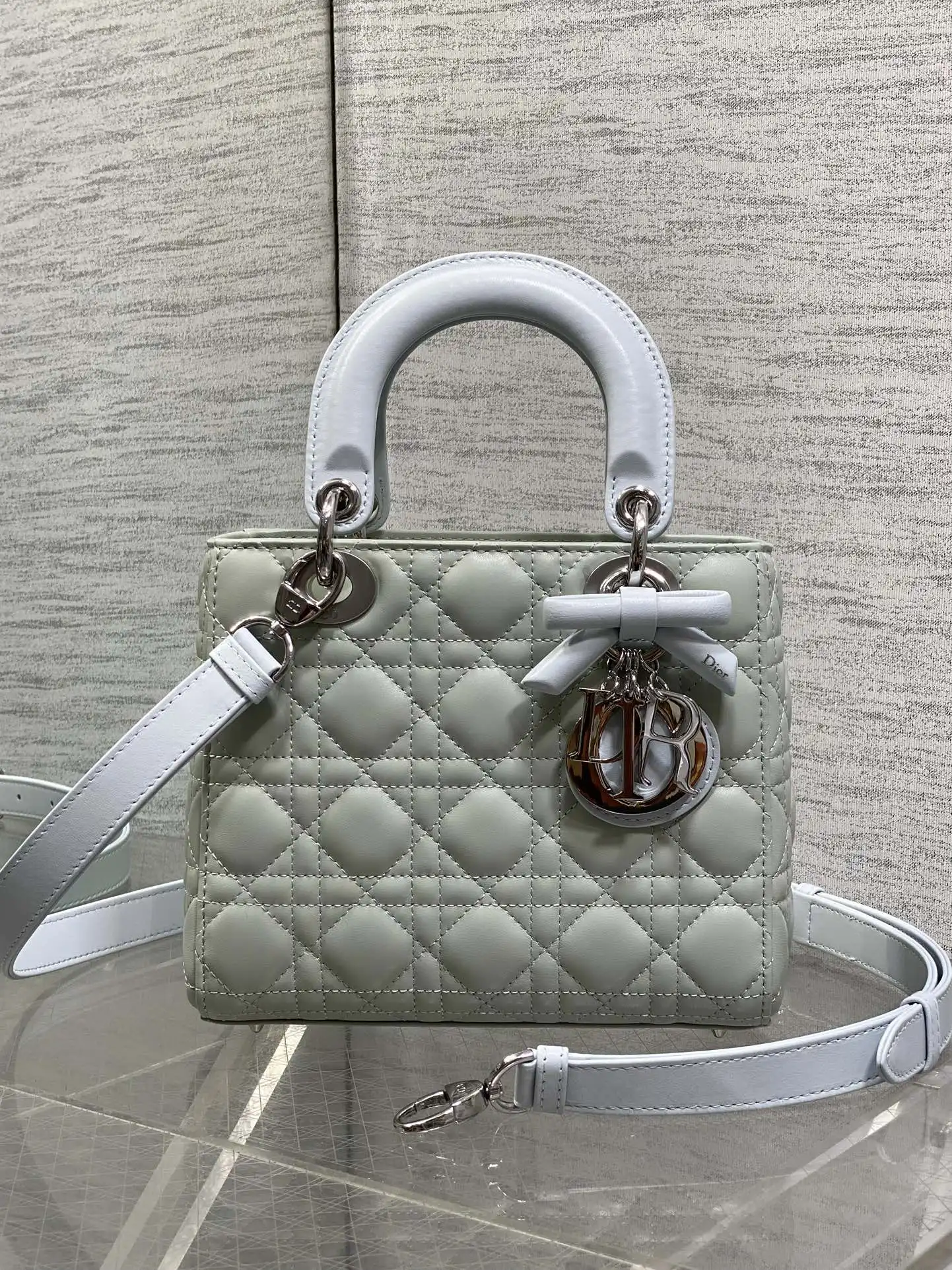 迪奥 最新款四格蝴蝶结戴妃包 女士斜挎包 迪奥 最新款四格蝴蝶结戴妃包 女士斜挎包