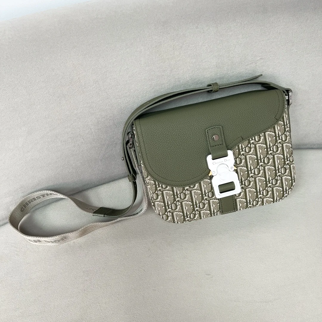 迪奥 新款男士马鞍信使包 男士斜挎包 迪奥 新款男士马鞍信使包 男士斜挎包