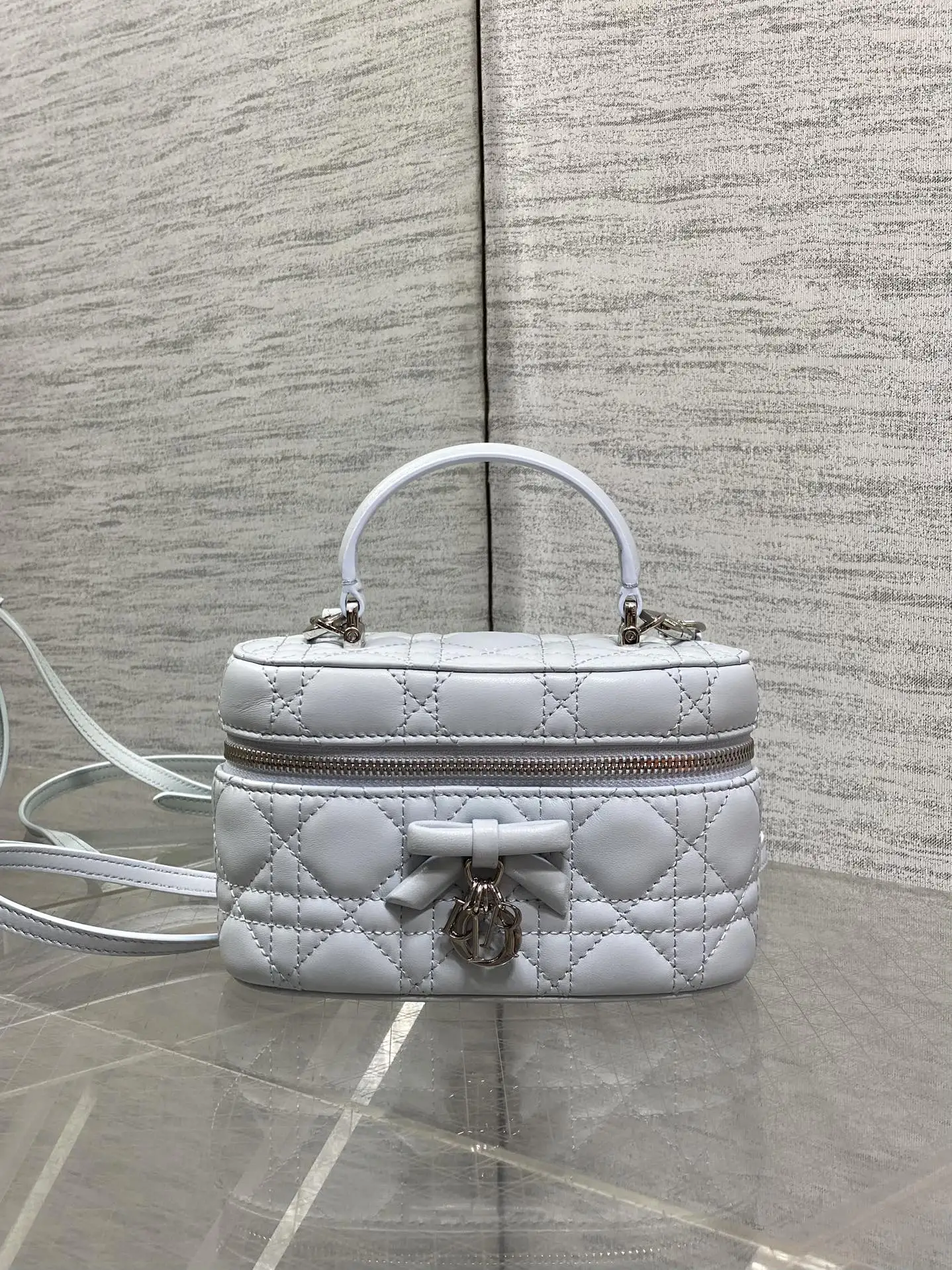 迪奥 蝴蝶结化妆包 女士斜挎包 迪奥 蝴蝶结化妆包 女士斜挎包