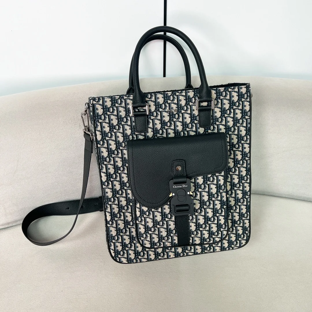 迪奥 新品男士马鞍托特包 男士斜挎包 迪奥 新品男士马鞍托特包 男士斜挎包
