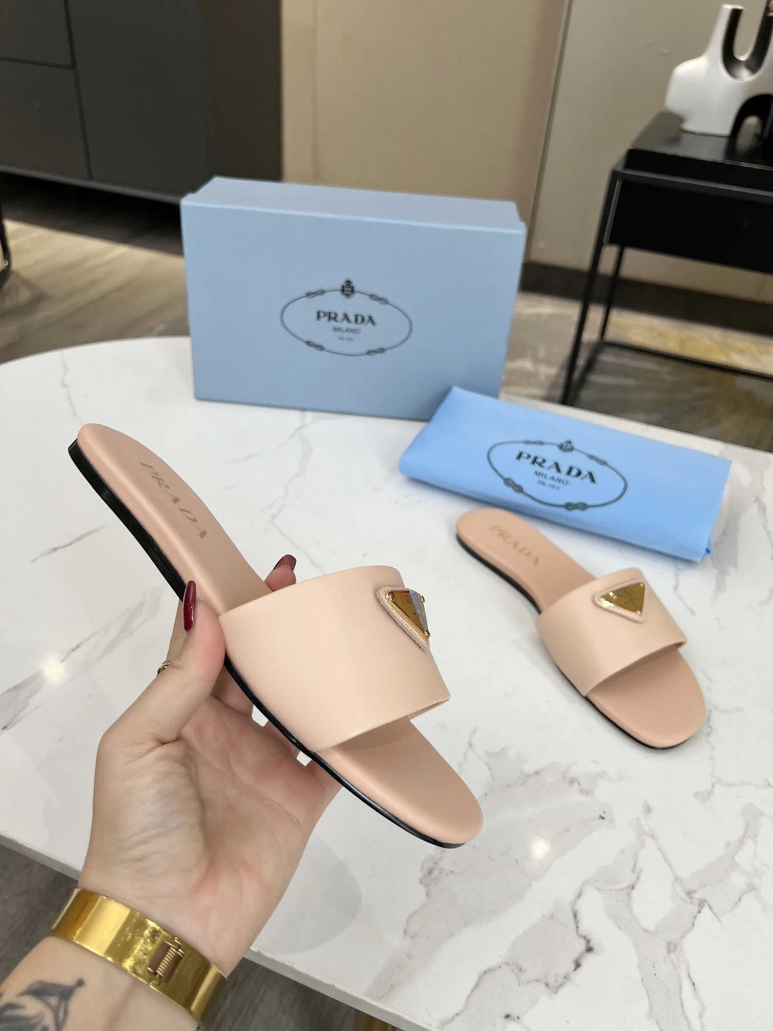 普拉达 2024新款拖鞋 平底女鞋 普拉达 2024新款拖鞋 平底女鞋