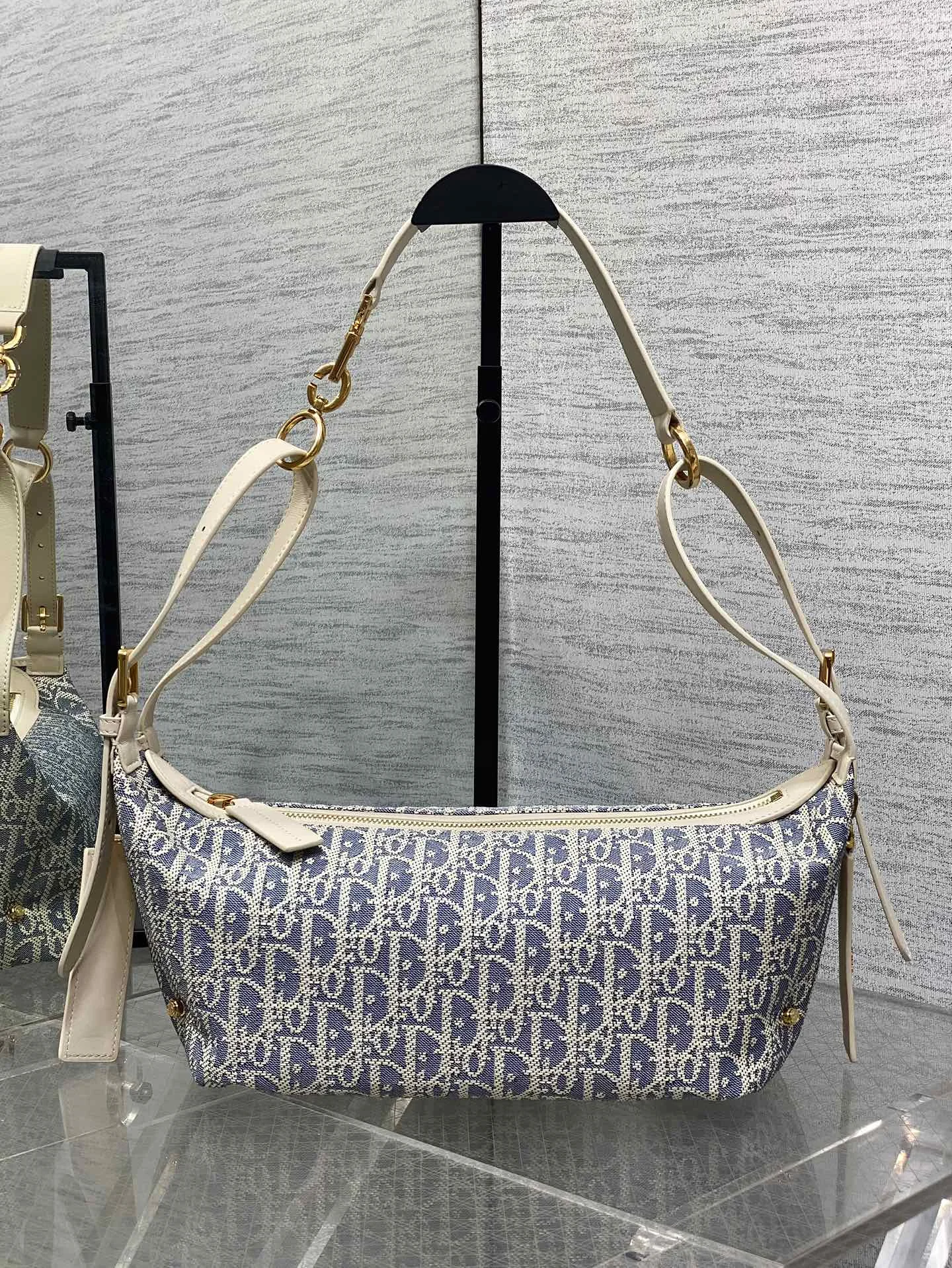 迪奥 蓝布自带松弛包 女士斜挎包 迪奥 蓝布自带松弛包 女士斜挎包