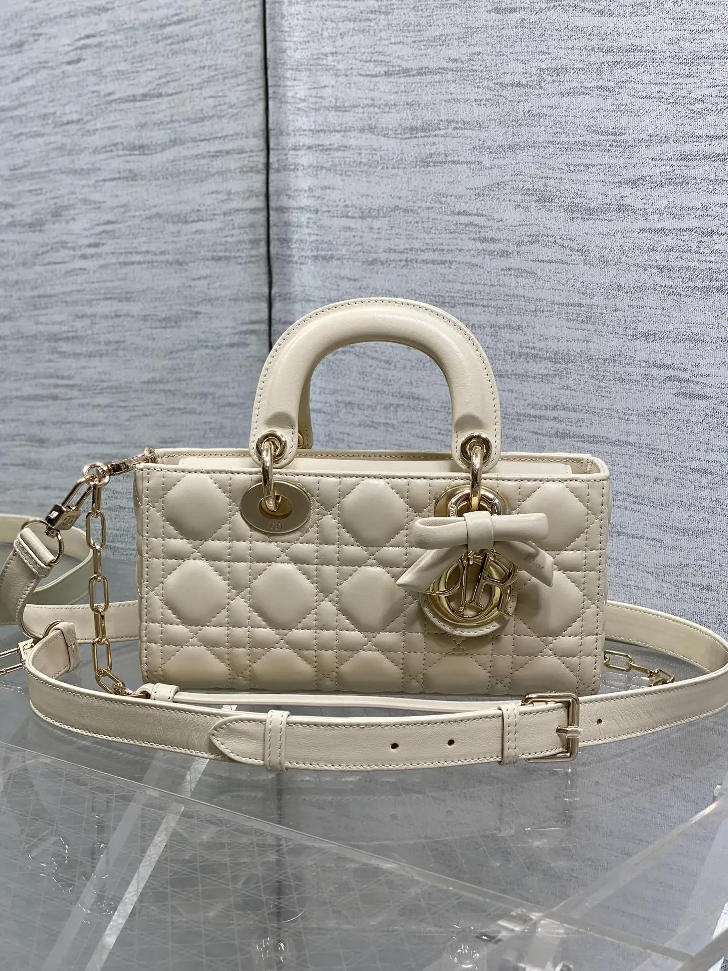 迪奥 最新款四格蝴蝶结戴妃包 女士斜挎包 迪奥 最新款四格蝴蝶结戴妃包 女士斜挎包