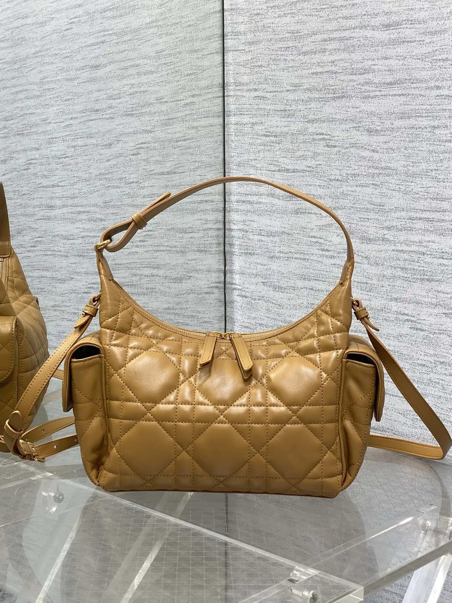 迪奥 最新款腋下单肩包 女士斜挎包 迪奥 最新款腋下单肩包 女士斜挎包