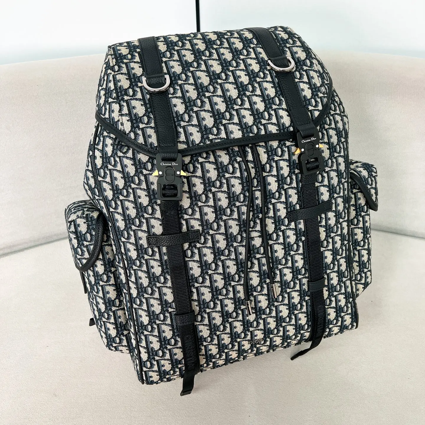 迪奥 新品男士翻盖双肩背包 迪奥 新品男士翻盖双肩背包