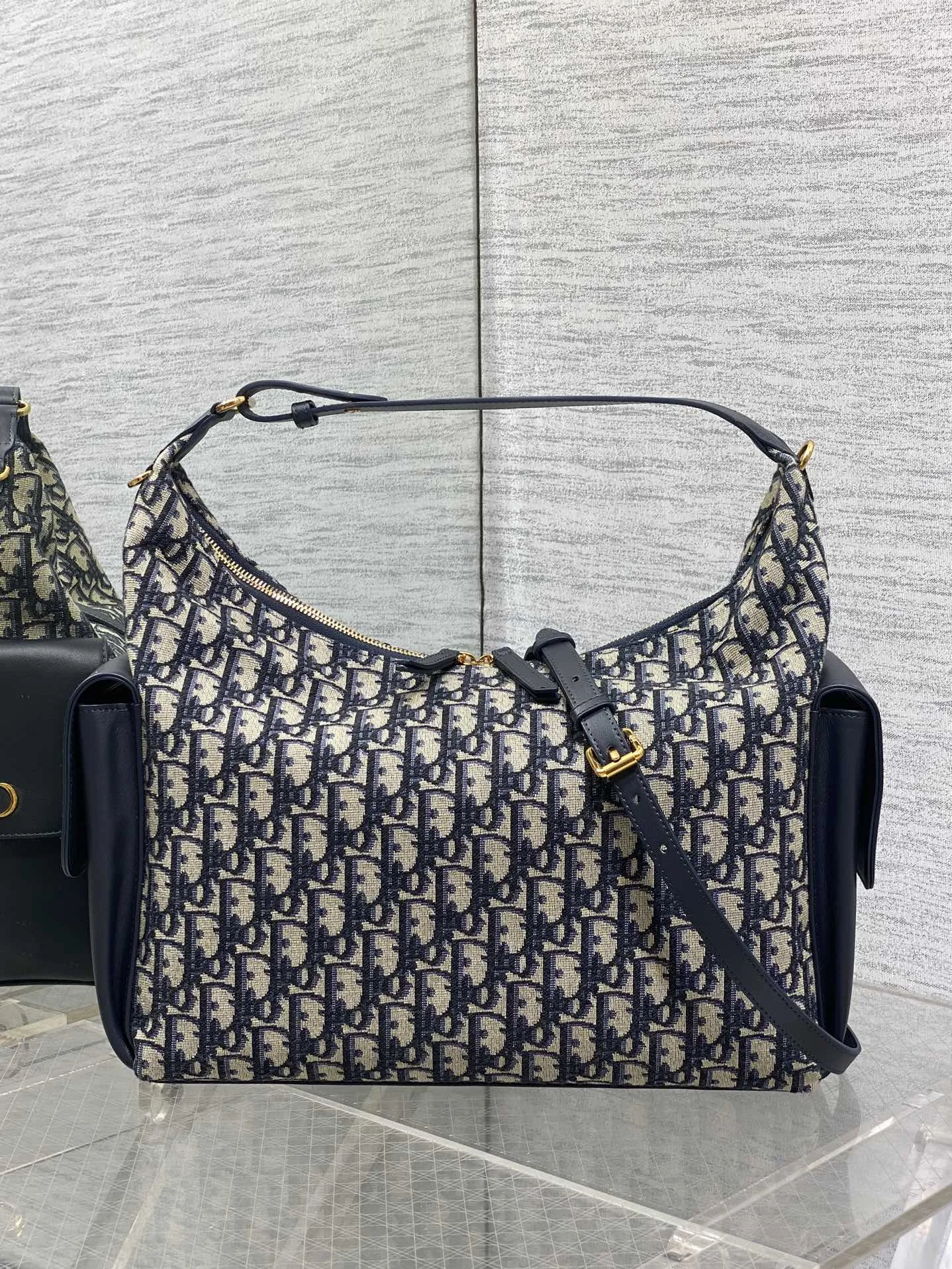 迪奥 最新款腋下单肩包 女士斜挎包 迪奥 最新款腋下单肩包 女士斜挎包