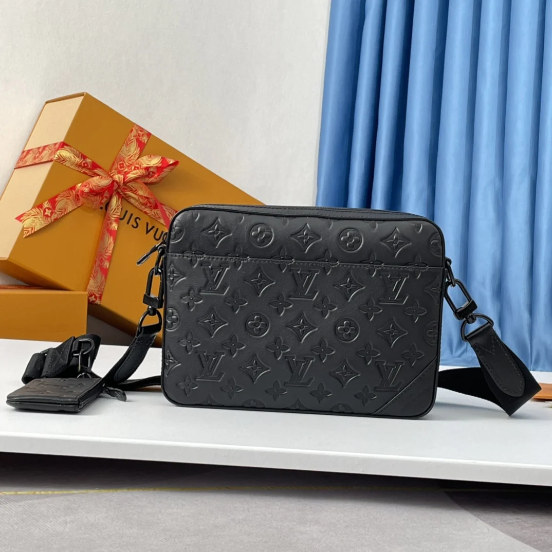 LV M69827 帆布邮差包 男士斜挎包 LV M69827 帆布邮差包 男士斜挎包