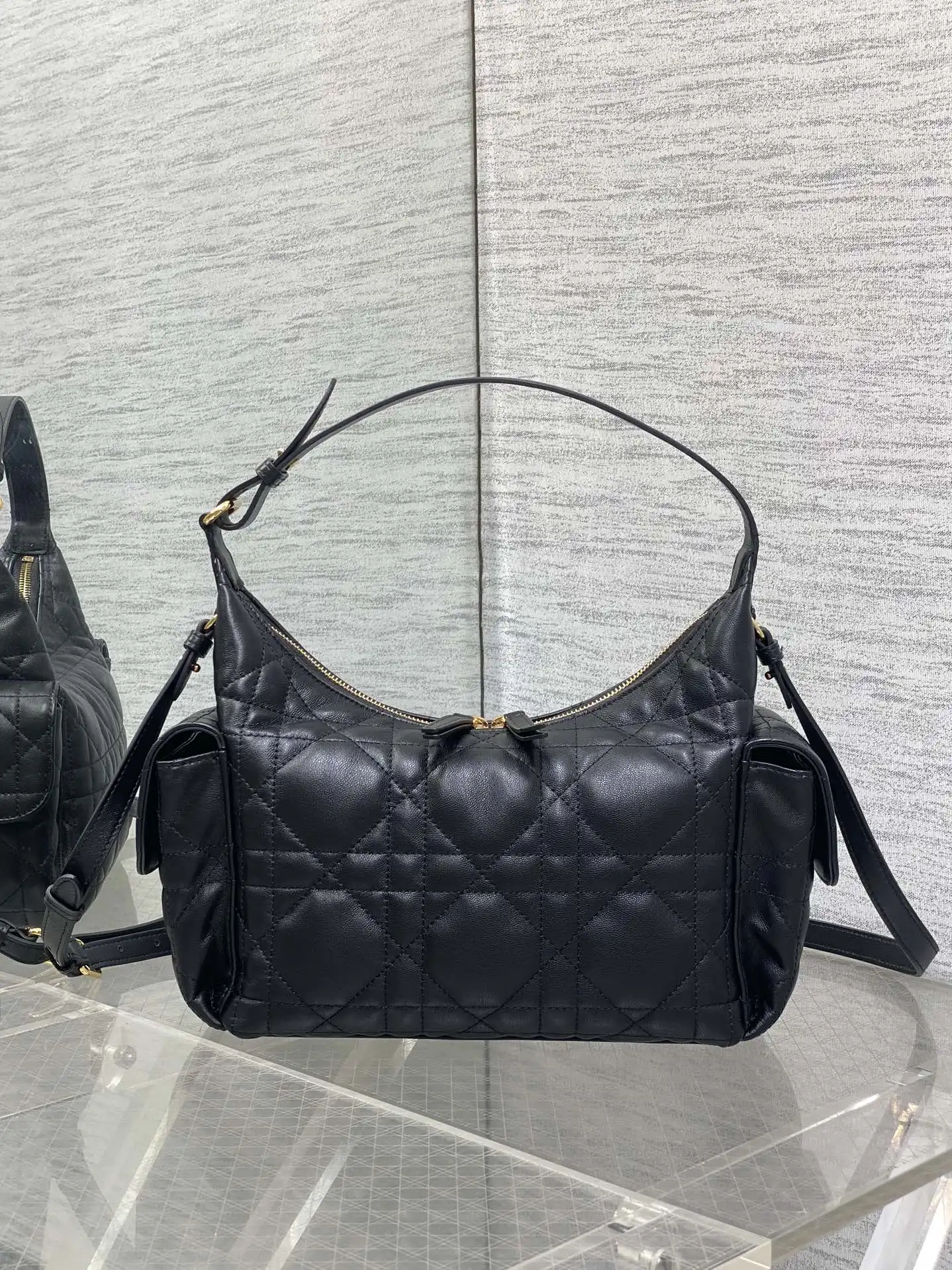 迪奥 最新款腋下单肩包 女士斜挎包 迪奥 最新款腋下单肩包 女士斜挎包