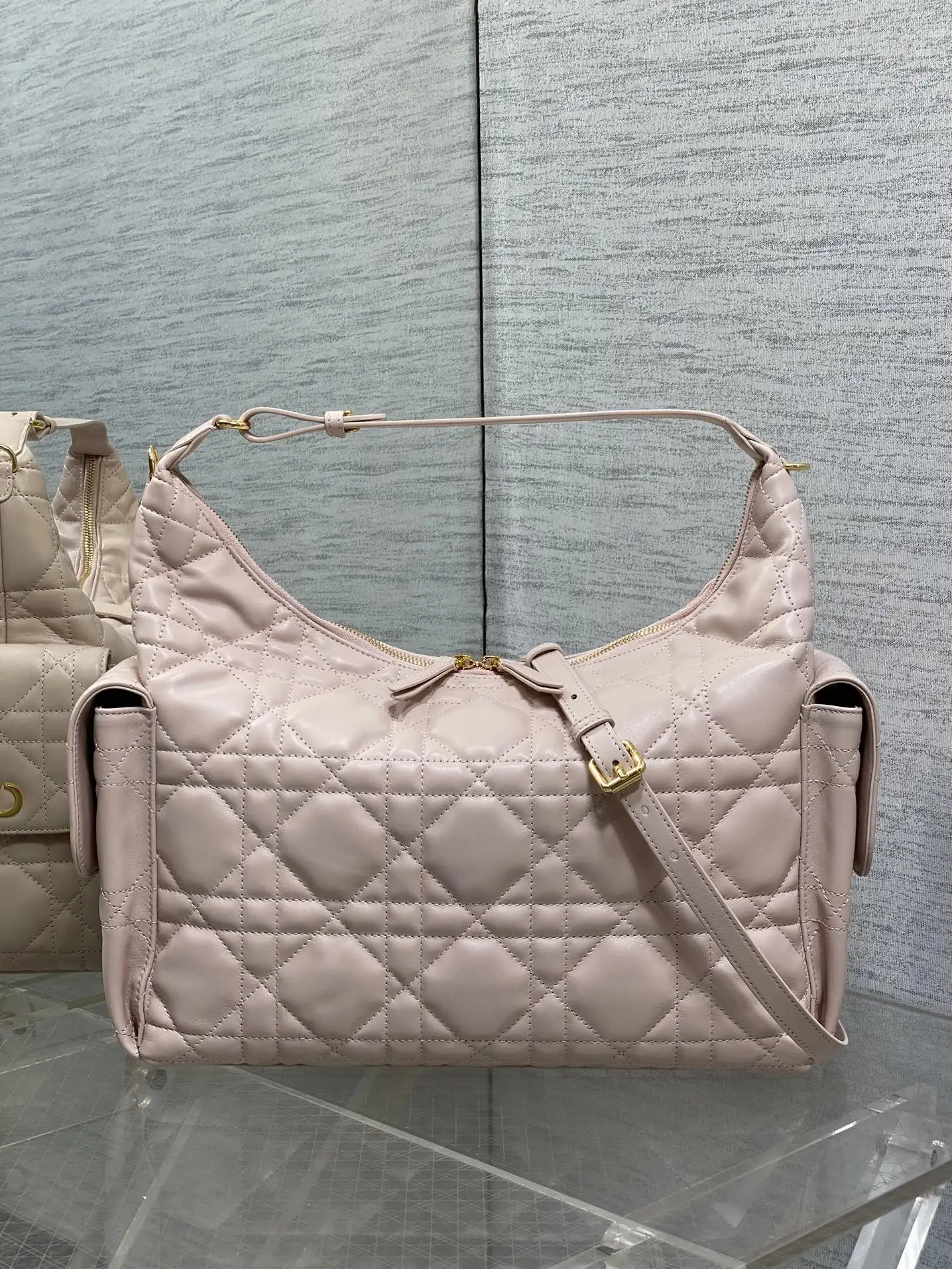 迪奥 最新款腋下单肩包 女士斜挎包 迪奥 最新款腋下单肩包 女士斜挎包