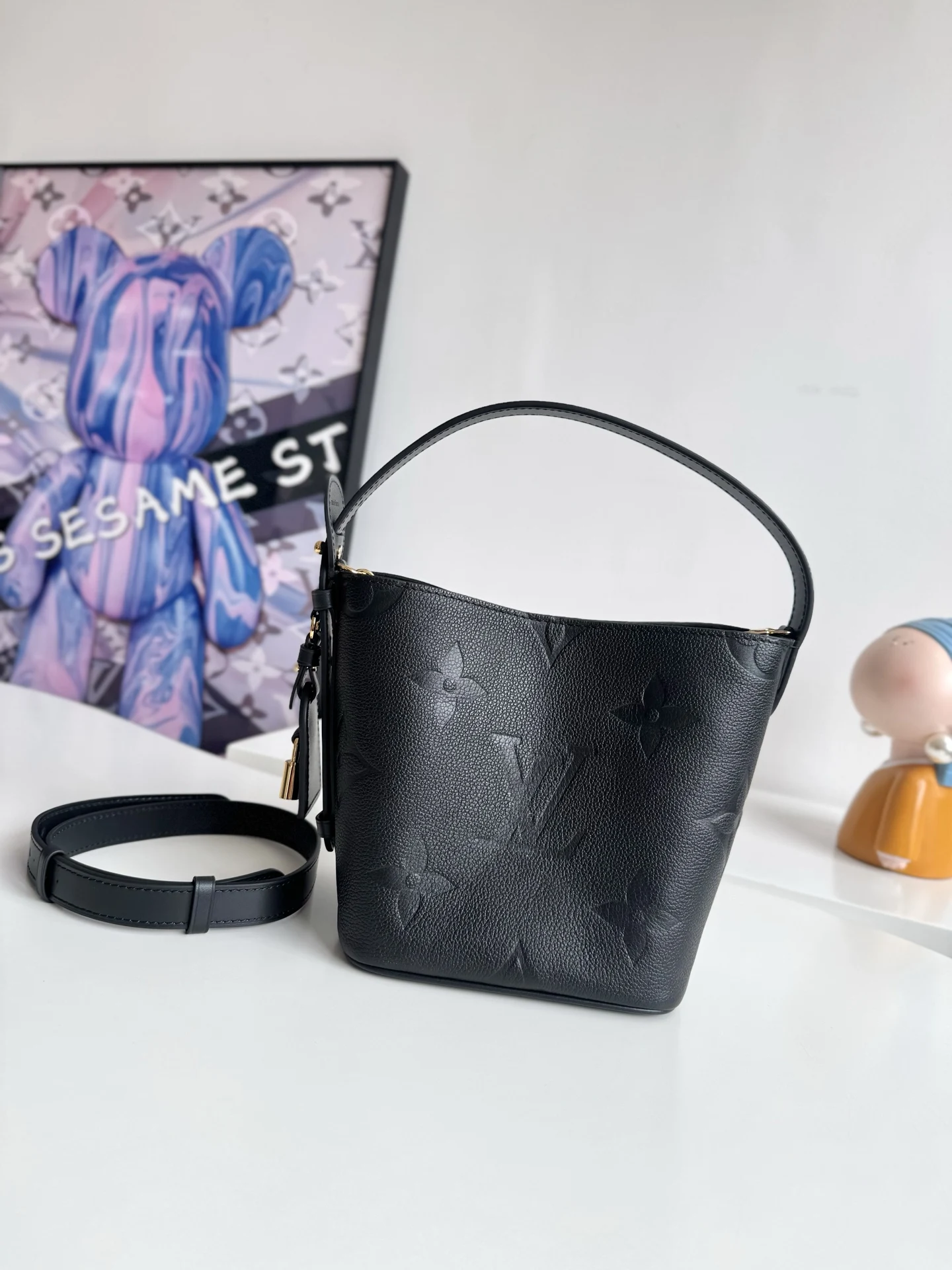 LV M13480 摩登水桶包 女士斜挎包