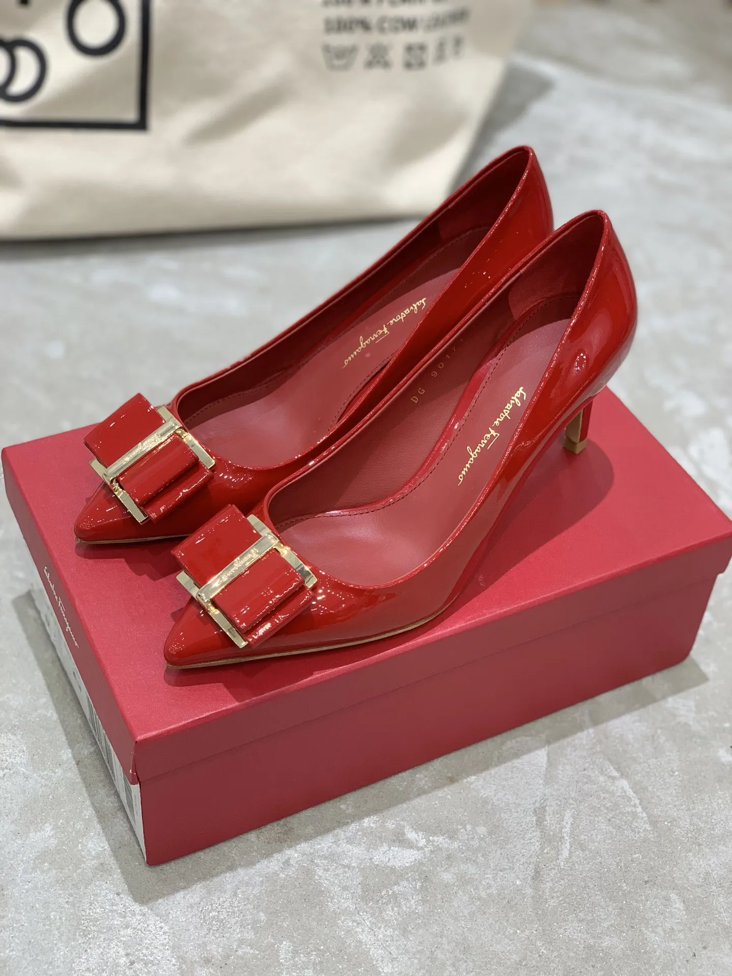 菲拉格慕 最新尖头叠层蝴蝶结平底 高跟单鞋 菲拉格慕 最新尖头叠层蝴蝶结平底 高跟单鞋