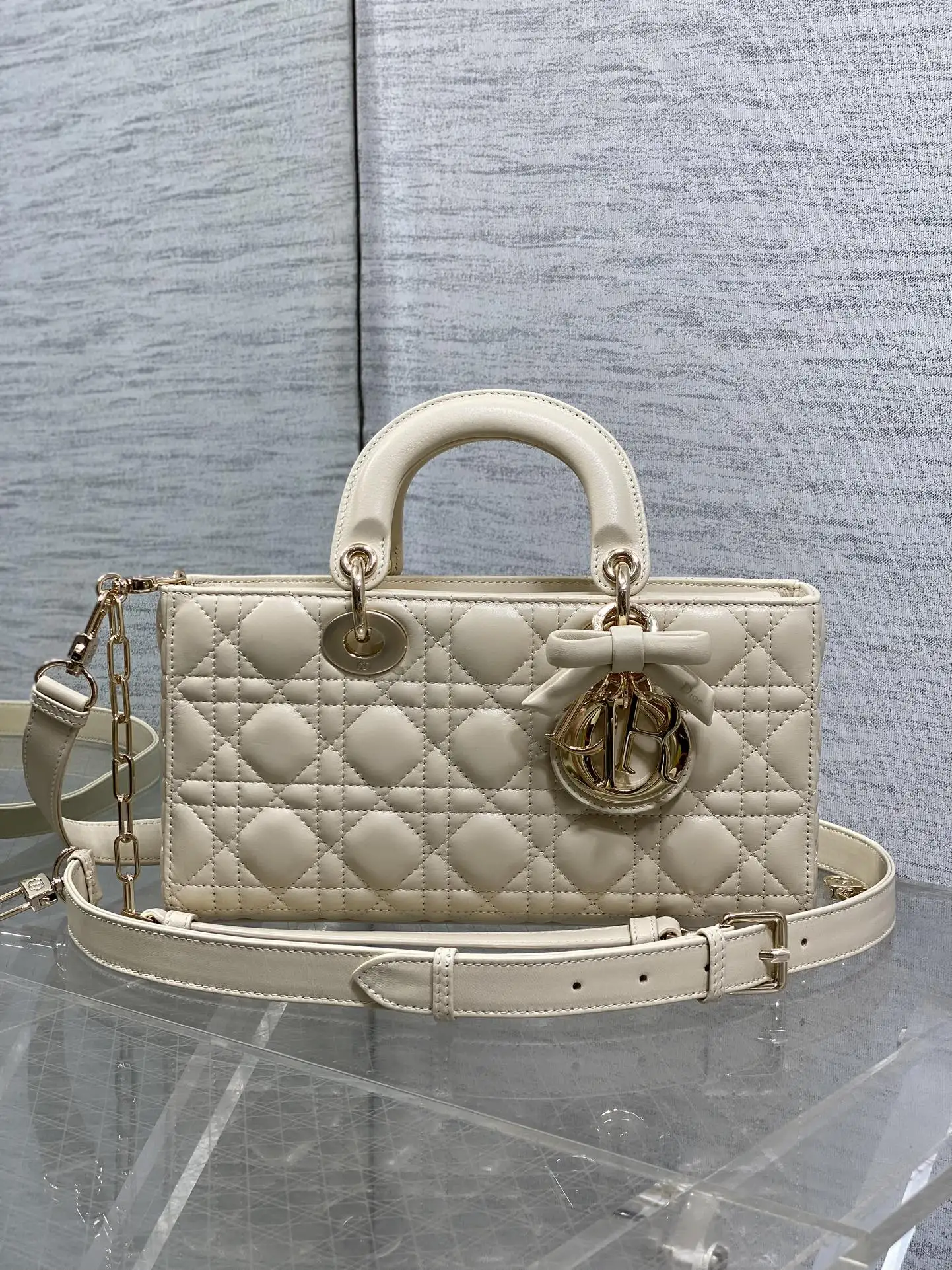 迪奥 最新款四格蝴蝶结戴妃包 女士斜挎包 迪奥 最新款四格蝴蝶结戴妃包 女士斜挎包